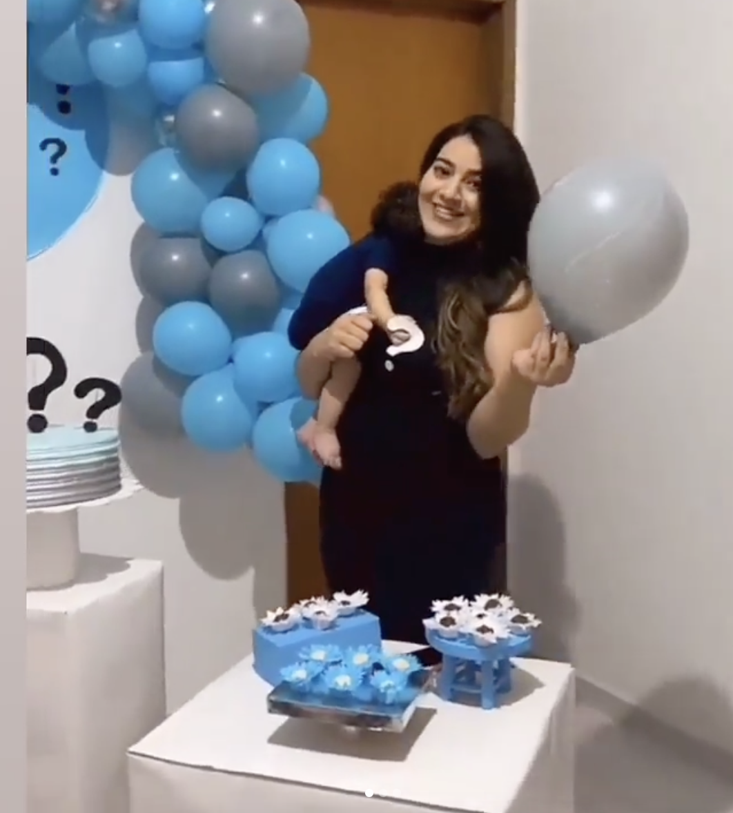 Millena Brandao pictured at a party with a balloon in her hands | Source: Instagram.com/milllena.brandao