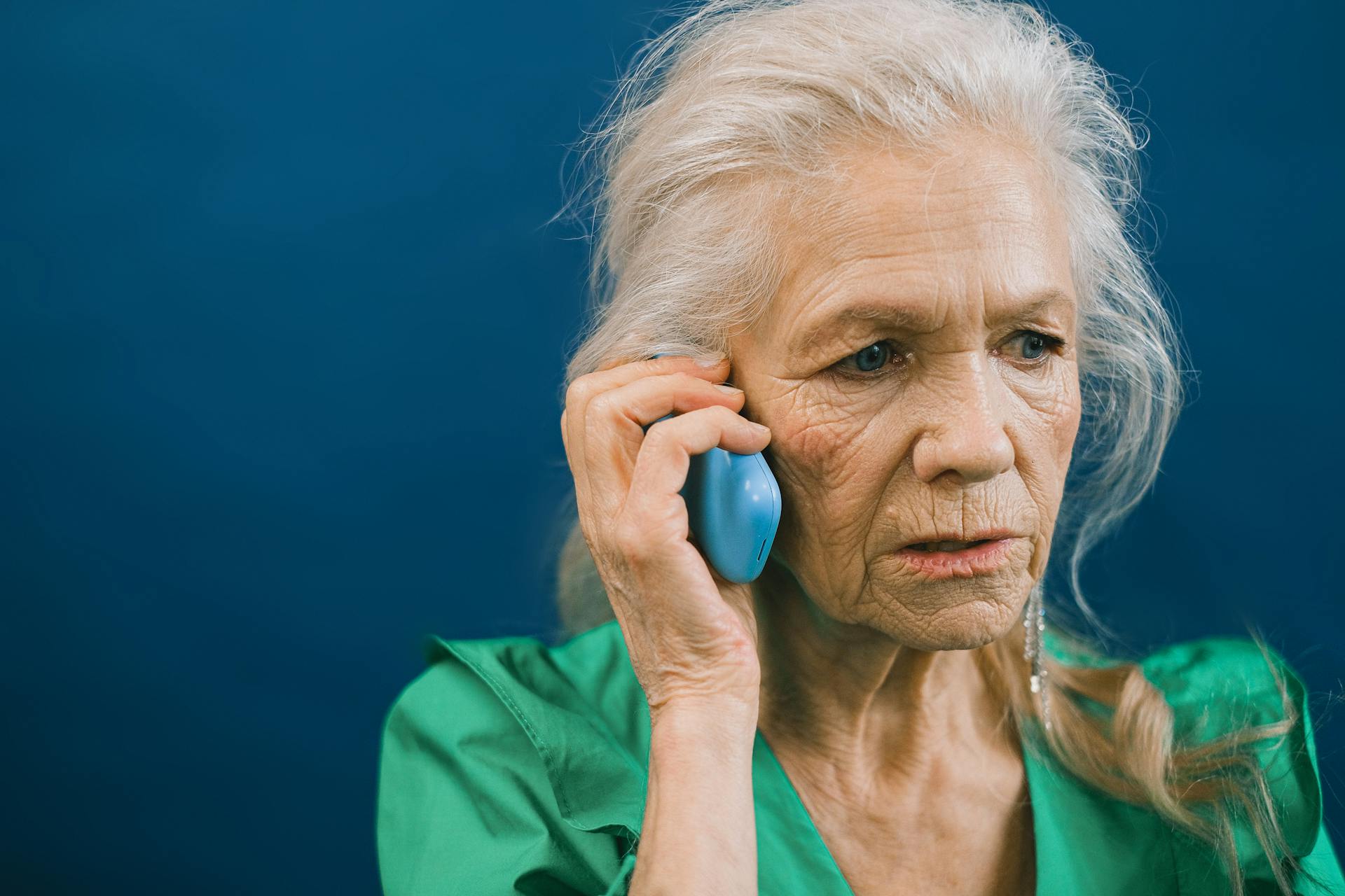 Una mujer mayor hablando por teléfono | Fuente: Pexels