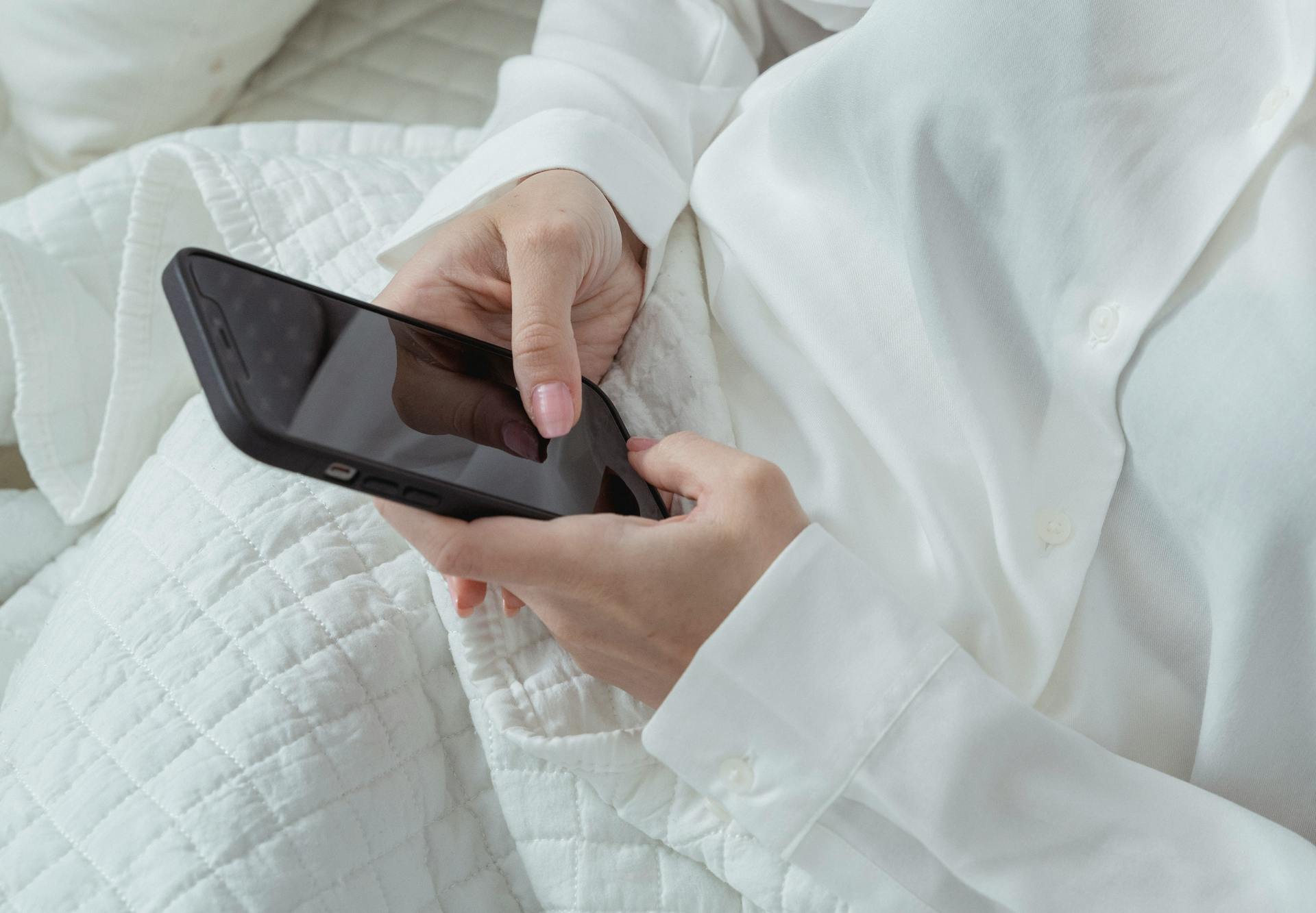 A woman using her phone | Source: Pexels