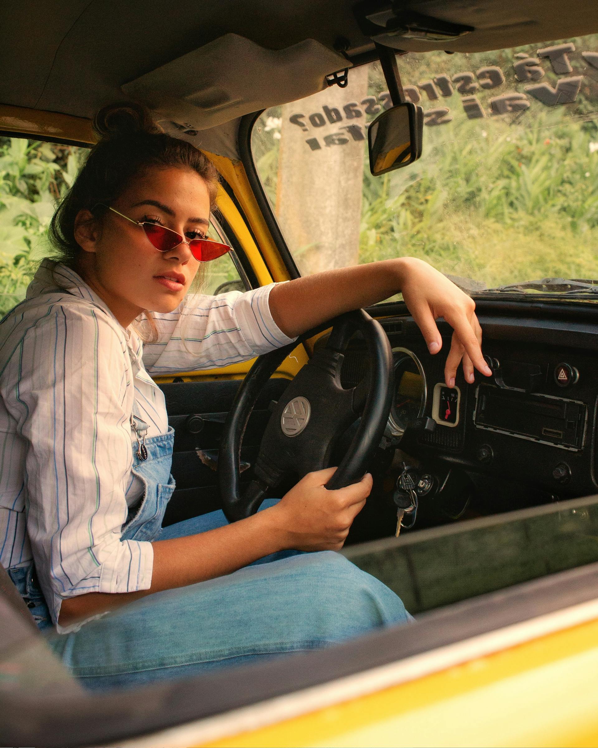A driver looking to her right | Source: Pexels