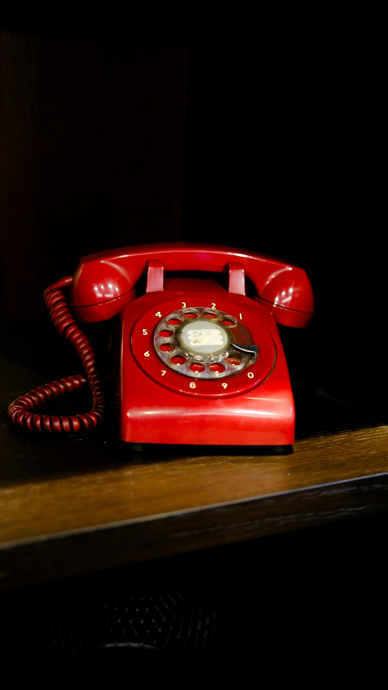 A rotary phone on the table | Source: Pexels