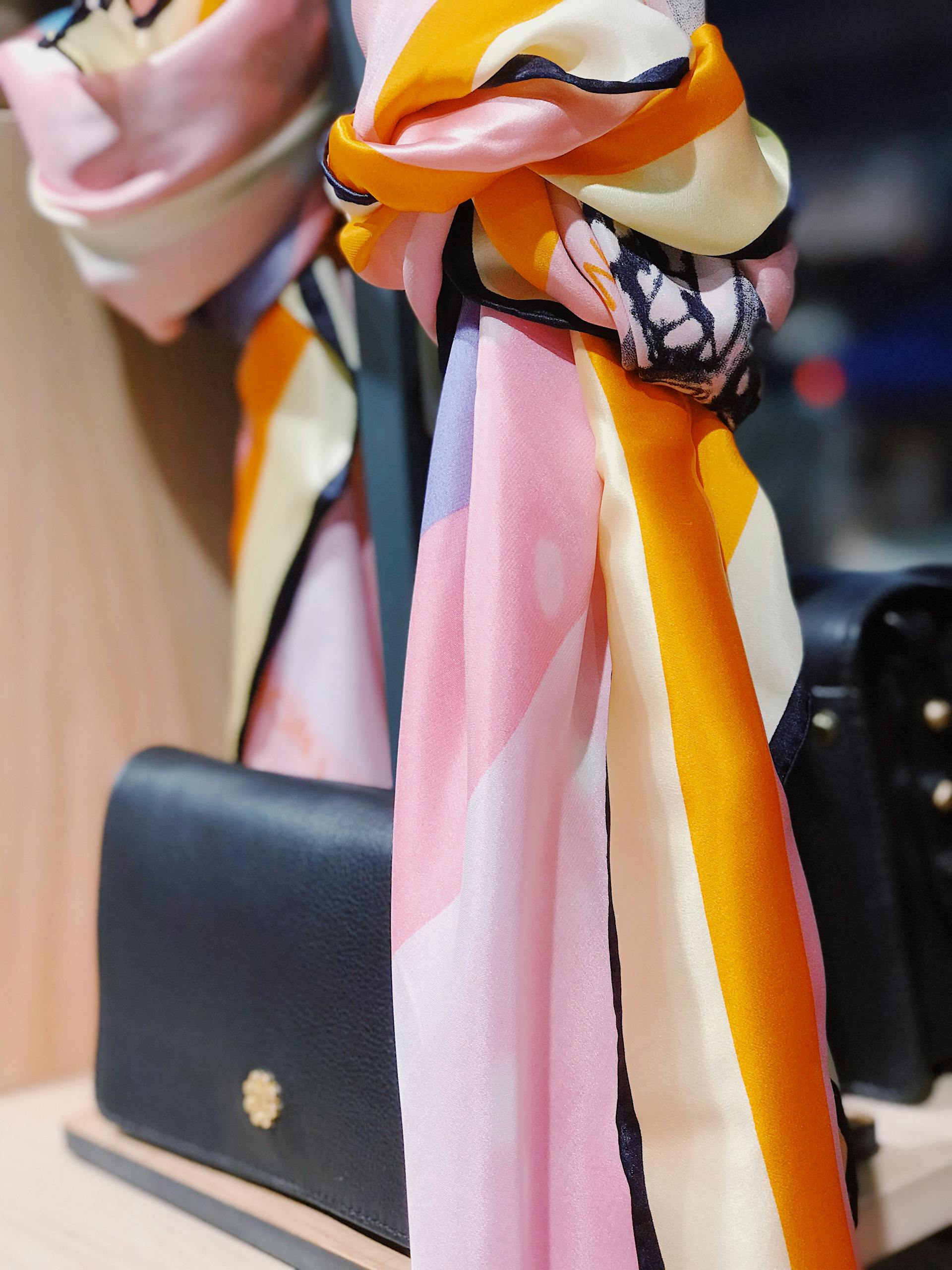 A silk scarf | Source: Pexels
