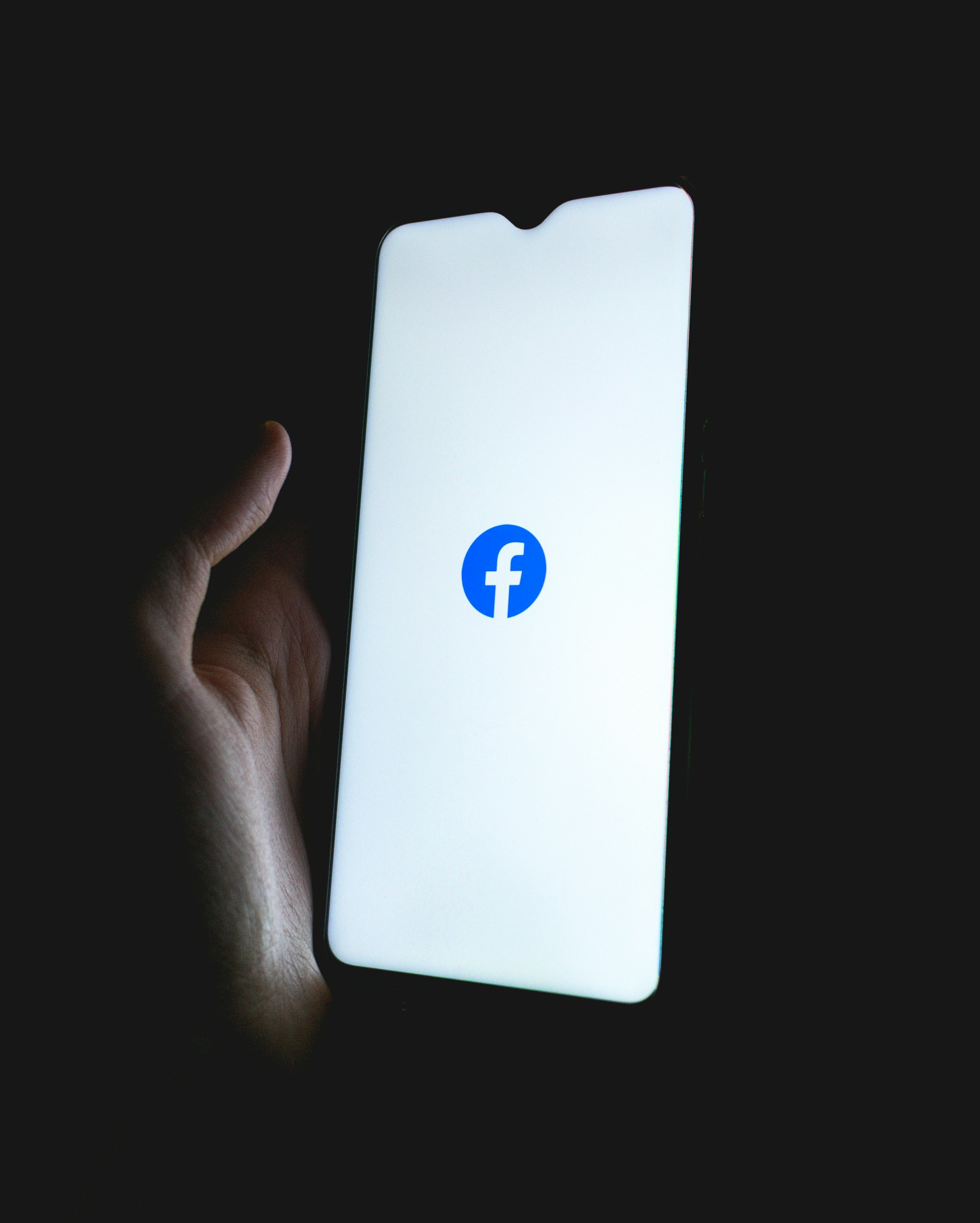 A person holding a phone | Source: Unsplash