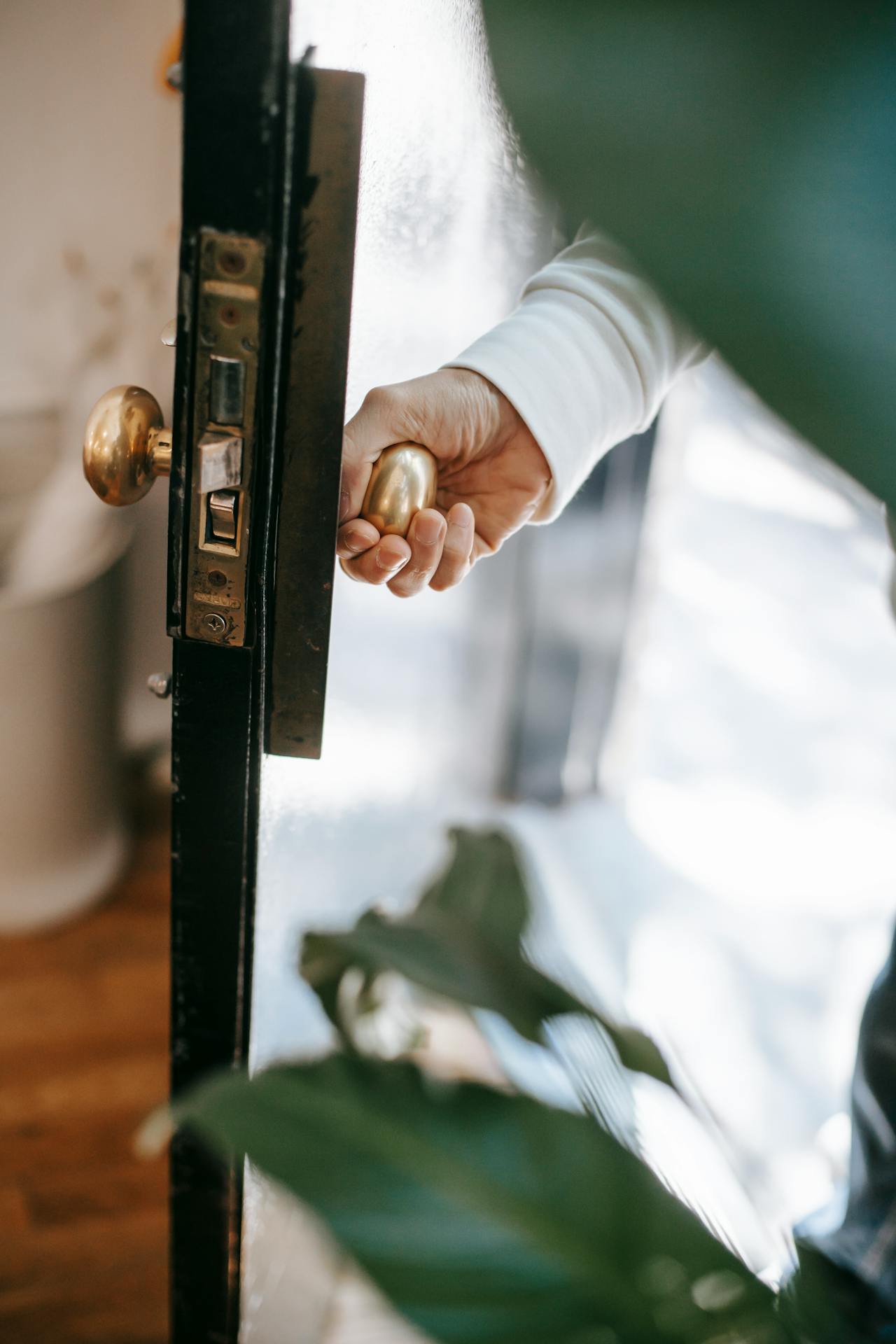 A man opening a door | Source: Pexels