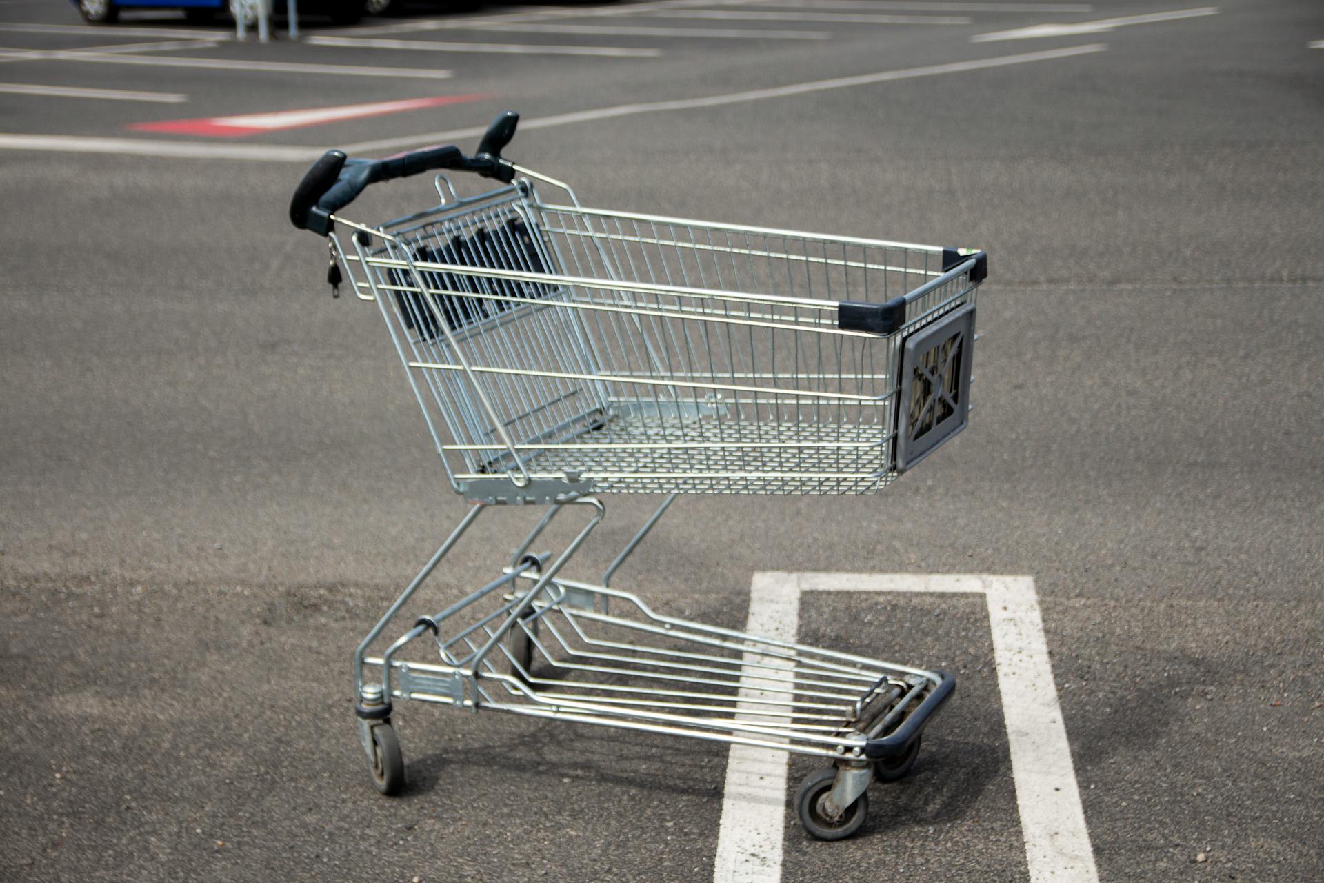 A shopping cart in a parking lot | Source: Pexels