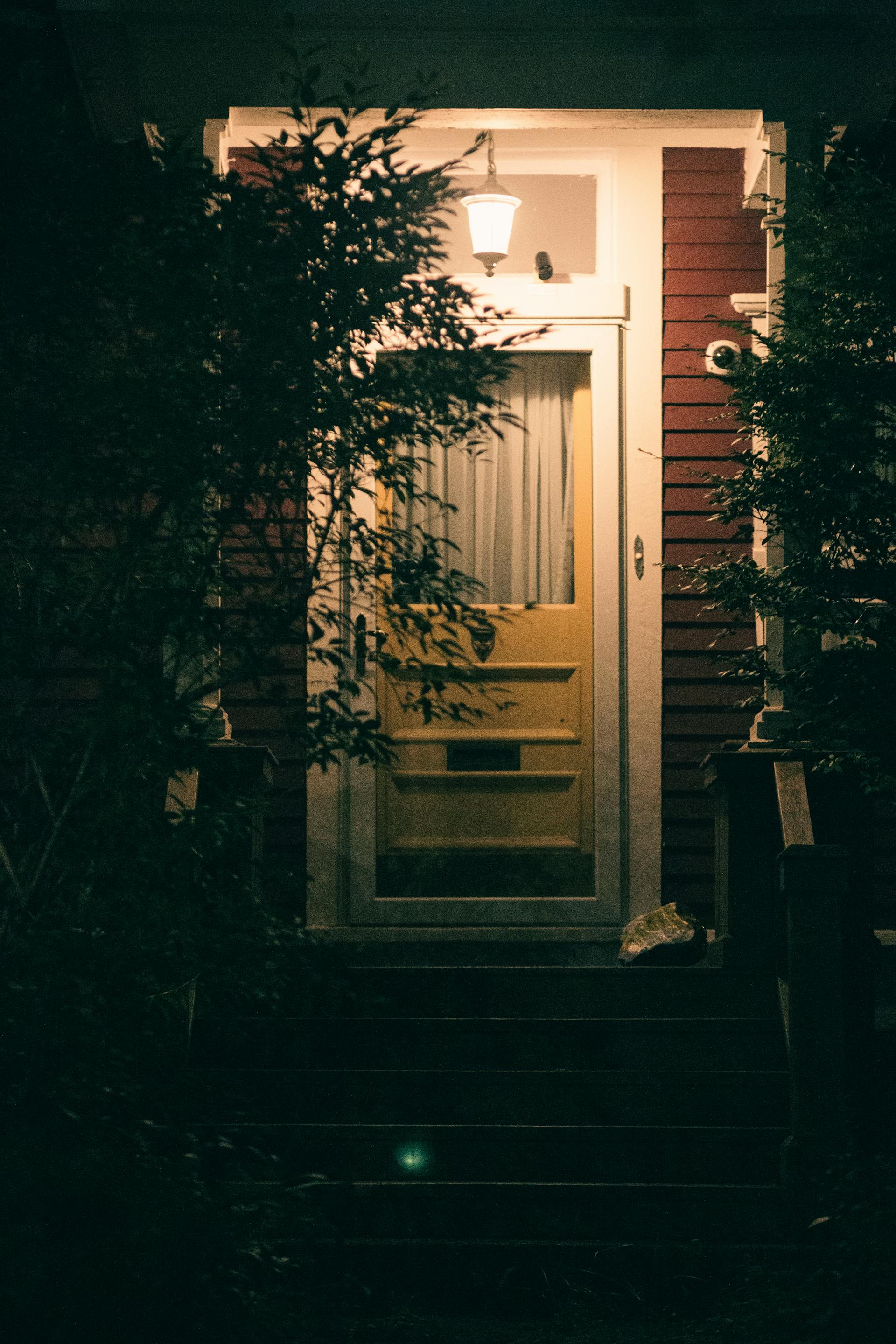 A house entrance at night | Source: Pexels