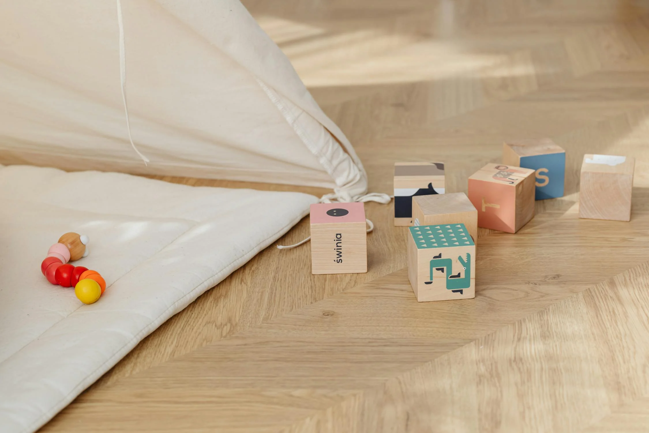 Scattered toys on the floor | Source: Pexels