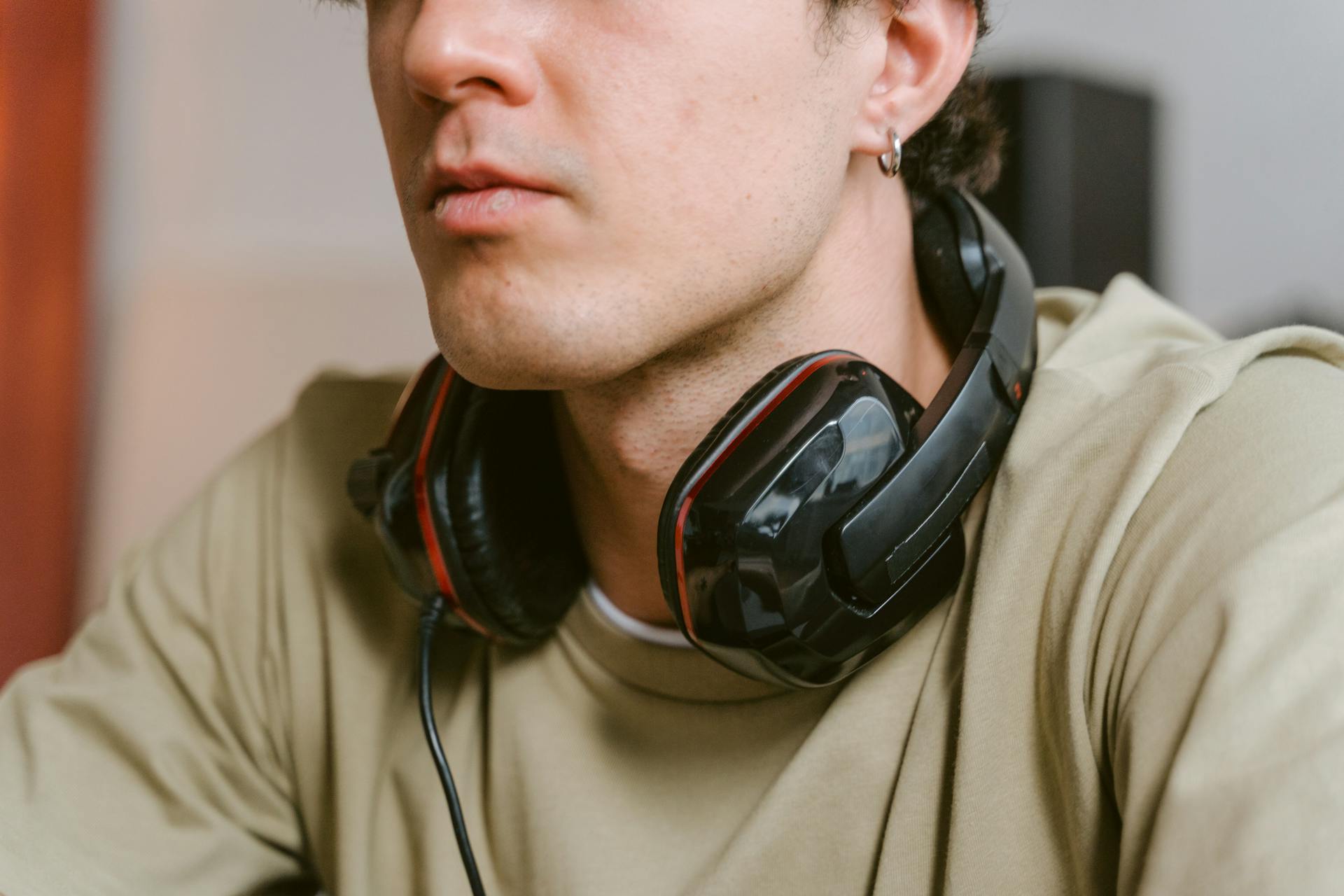 A man with a headset around his neck | Source: Pexels