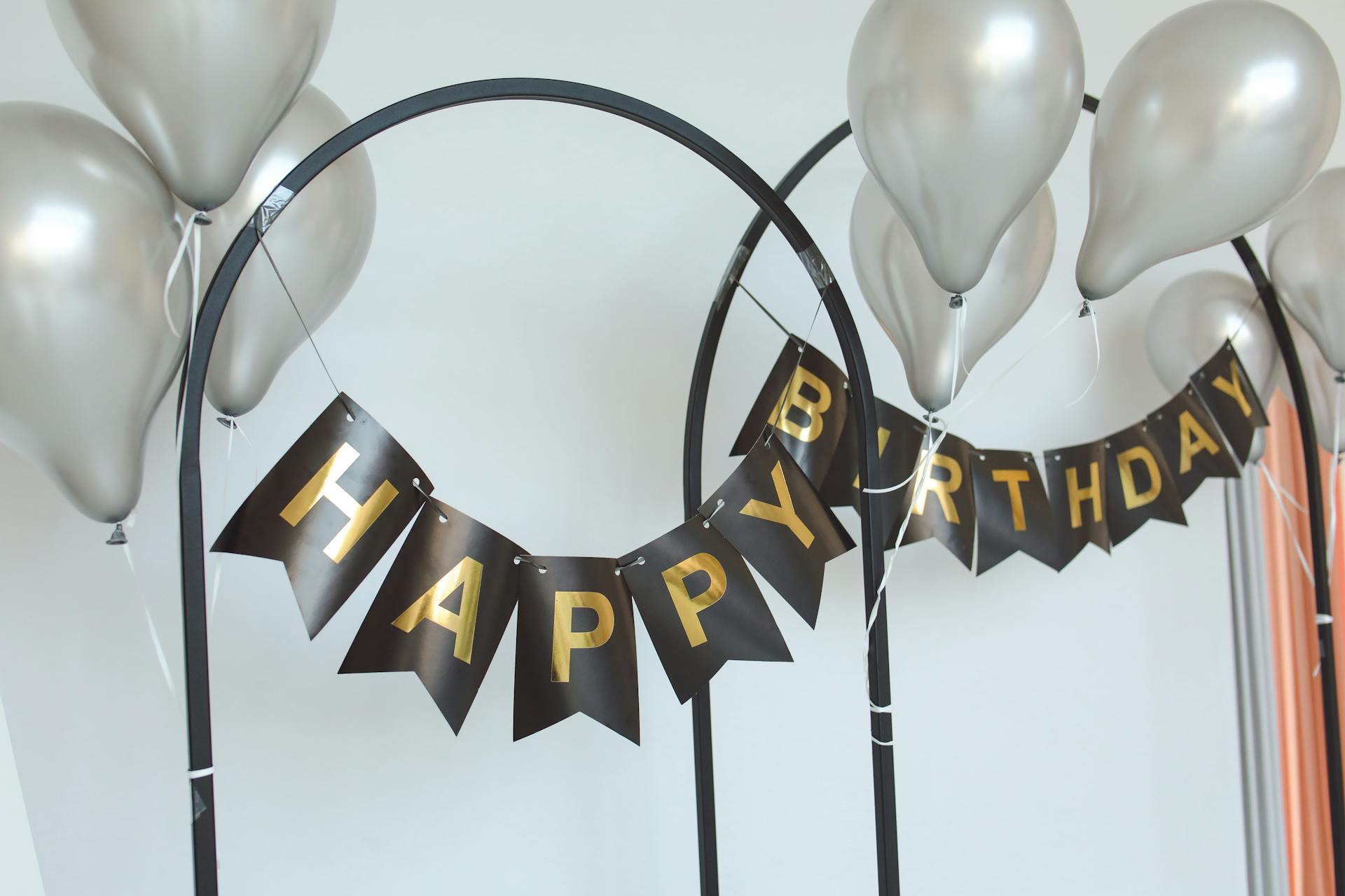A happy birthday banner and balloons | Source: Pexels