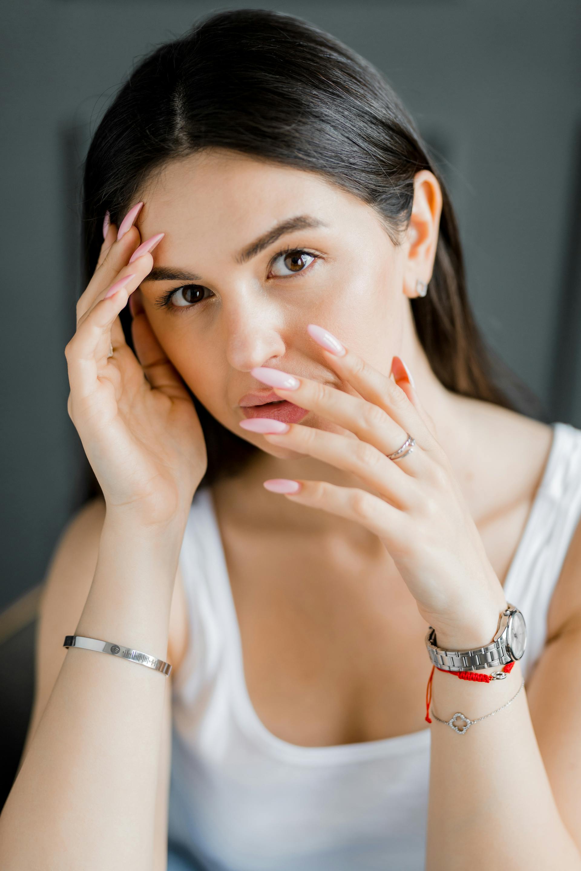 A nervous-looking woman | Source: Pexels