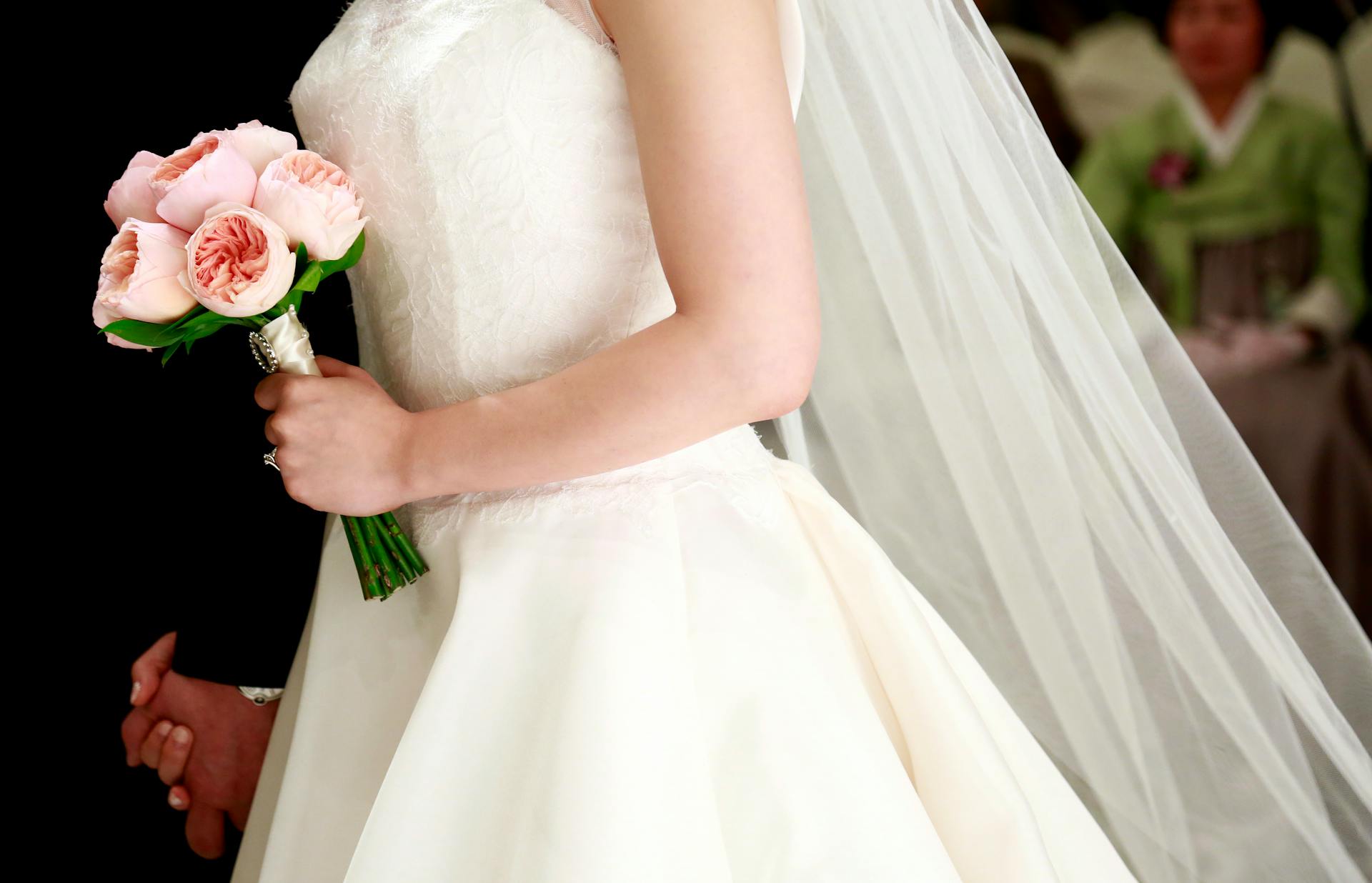 A bride walking down the aisle | Source: Pexels