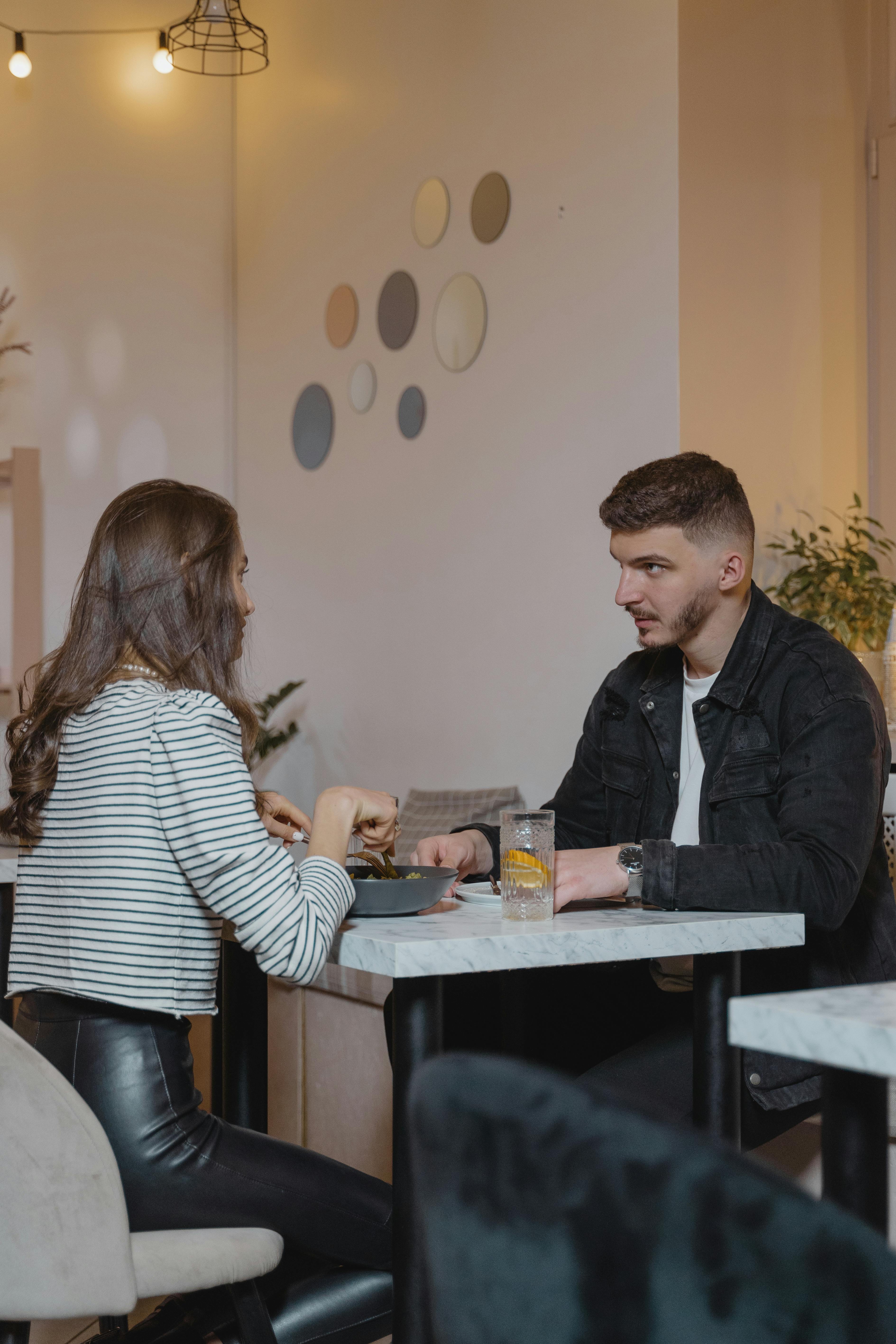 A man and a woman having a conversation while eating | Source: Pexels