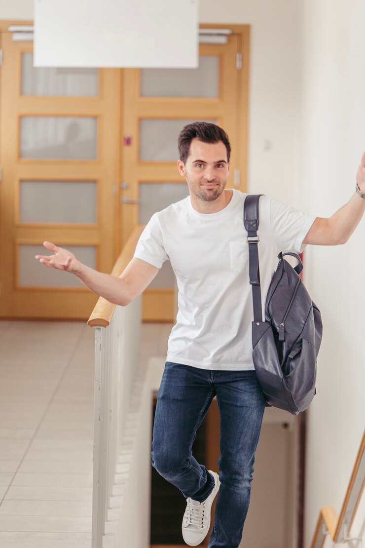 A man coming home from work | Source: Freepik