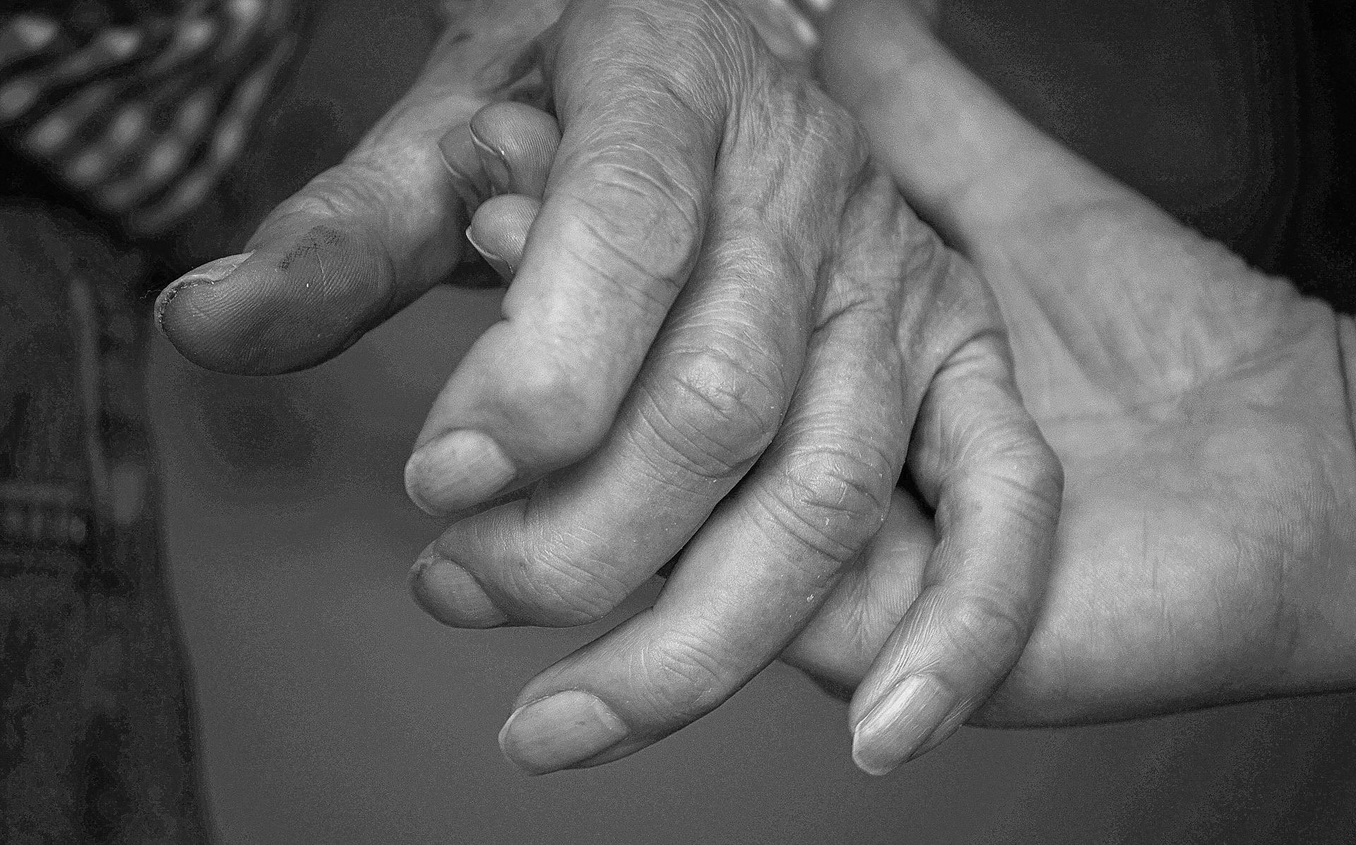 A couple holding hands | Source: Pexels