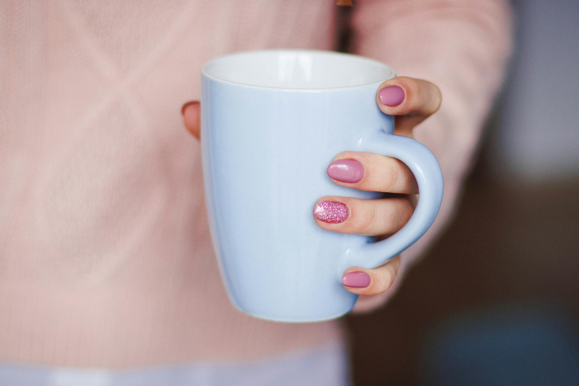 A woman holding a mug | Source: Midjourney