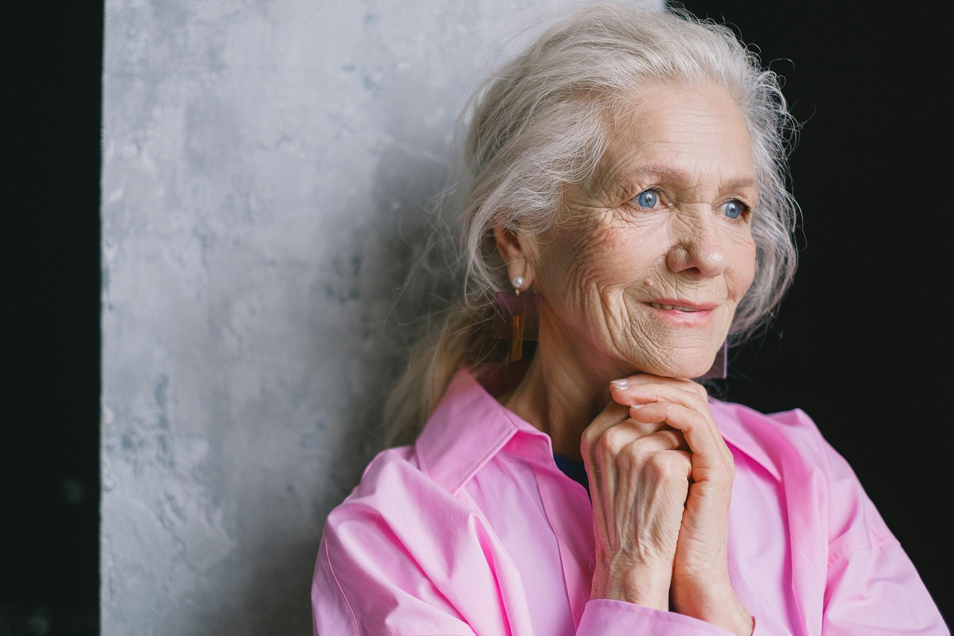 An older woman smiling | Source: Pexels