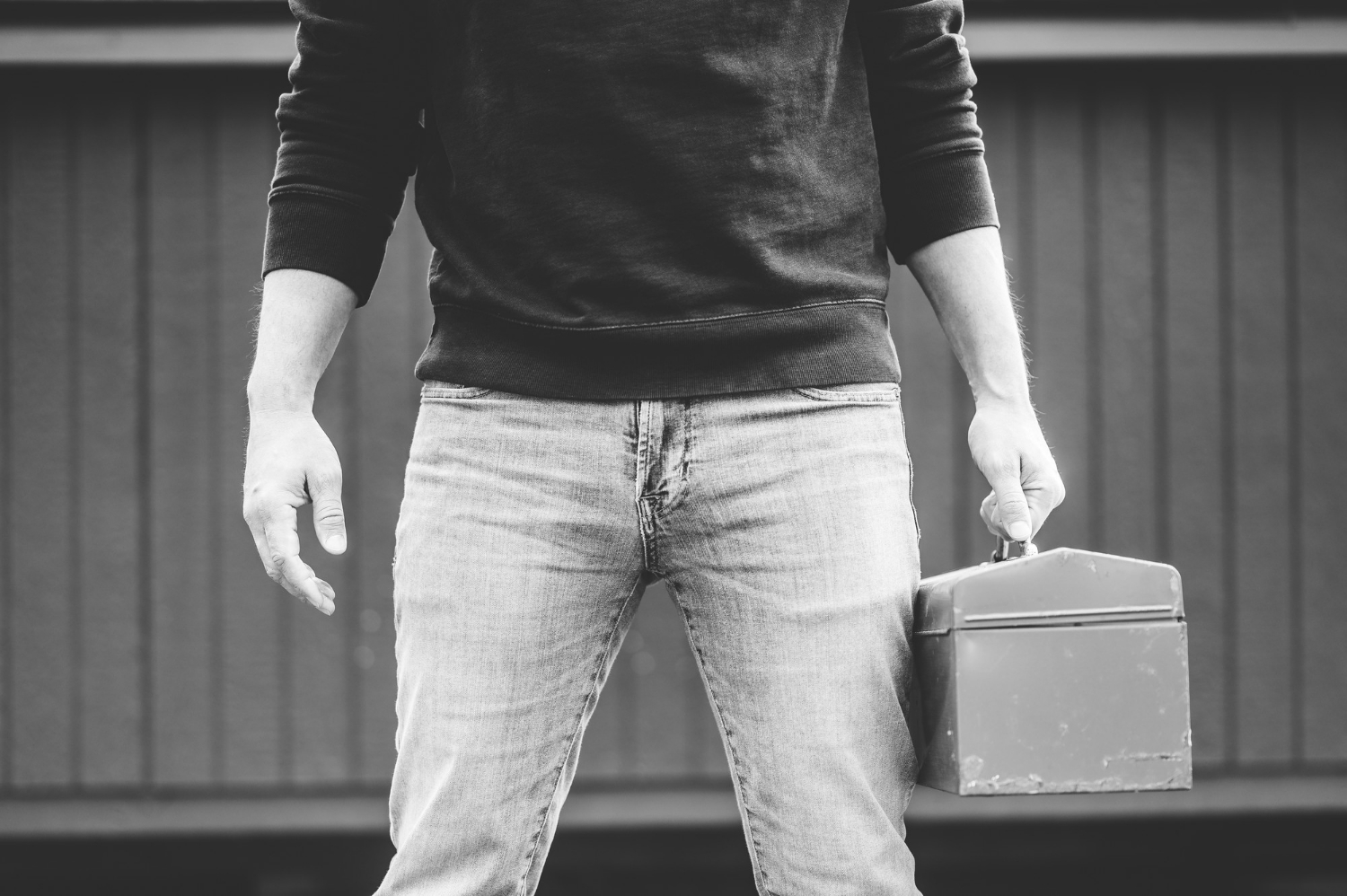 A man holding a toolbox | Source: Freepik
