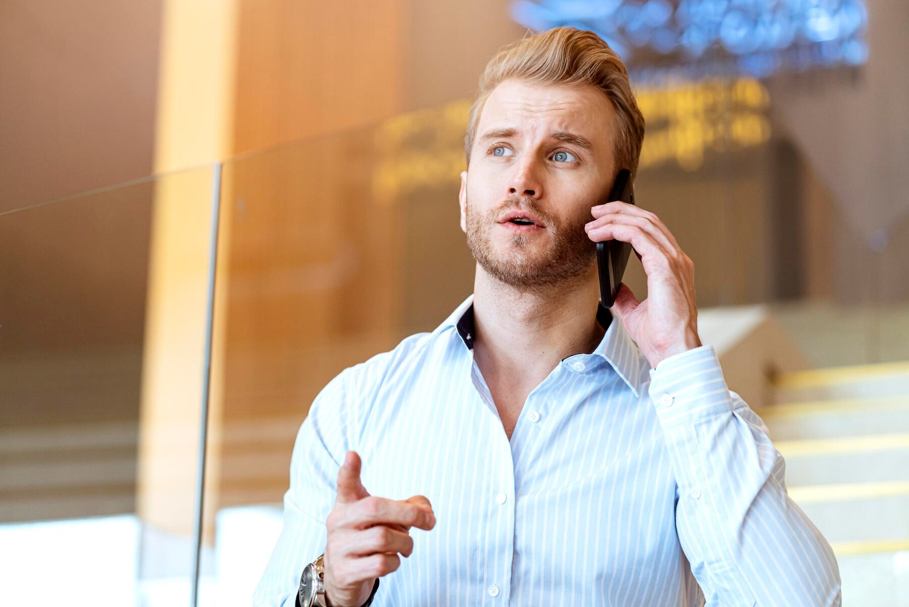 A man talking on his phone | Source: Freepik