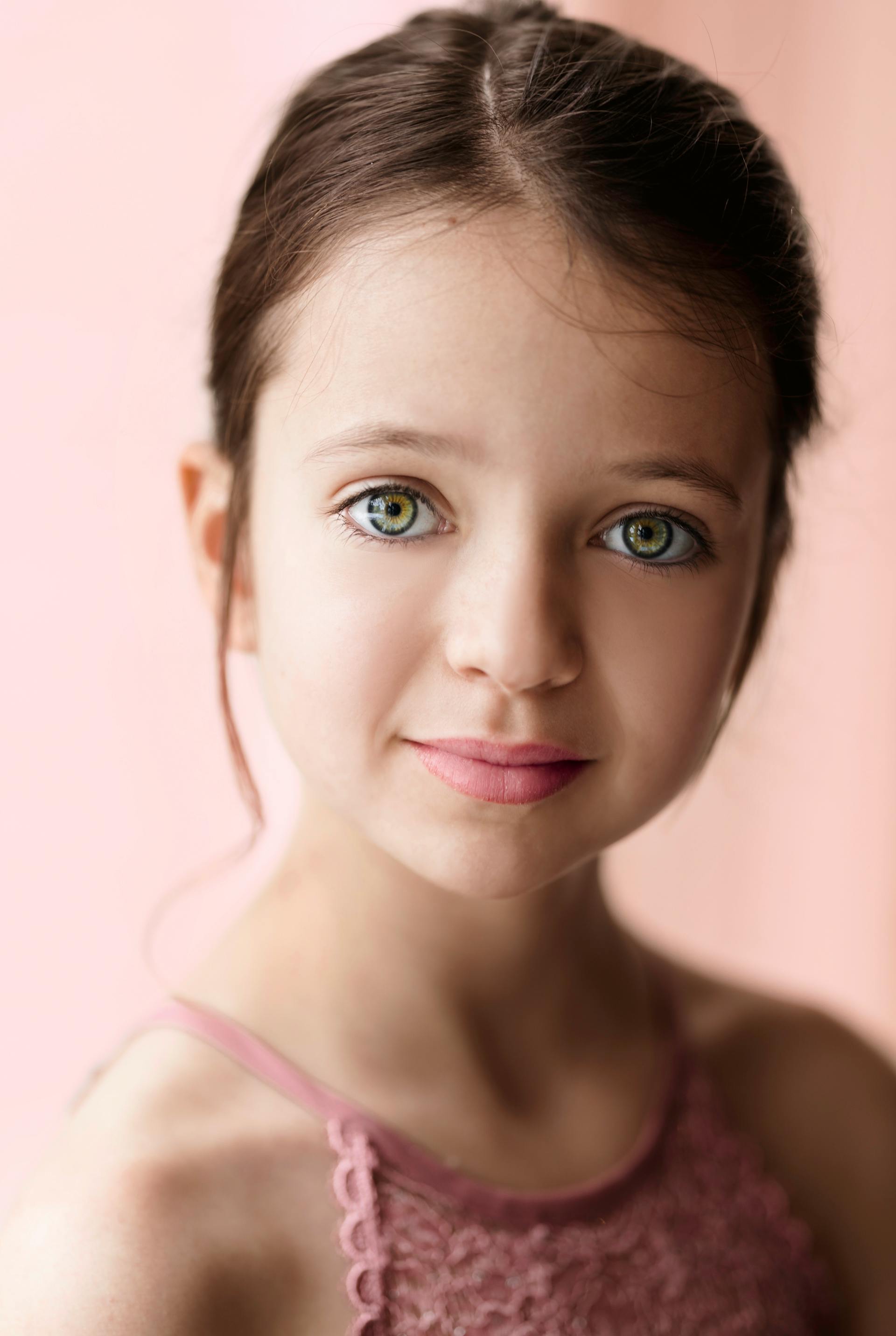A little girl looking straight ahead | Source: Pexels