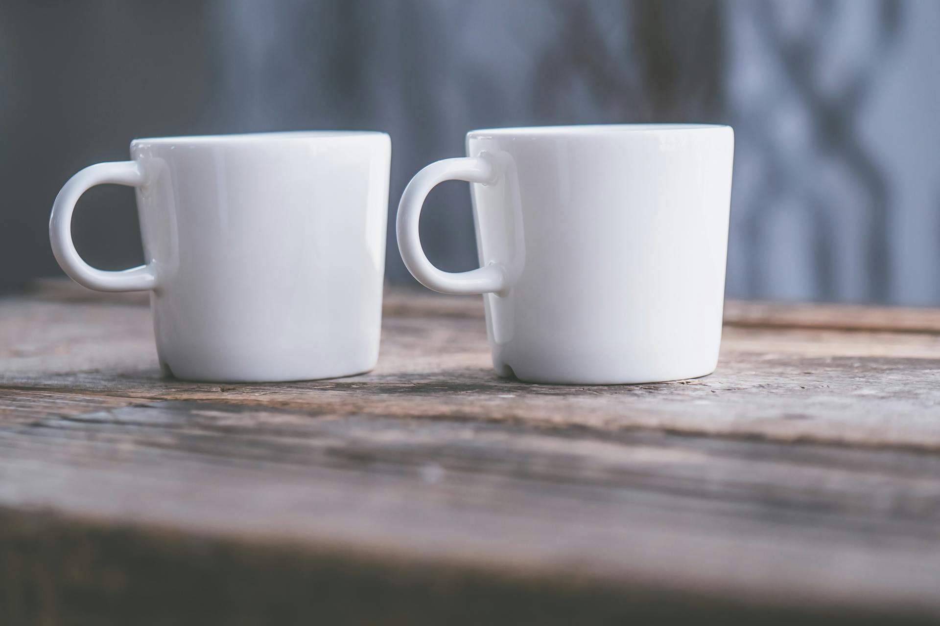 Two cups on a table | Source: Pexels