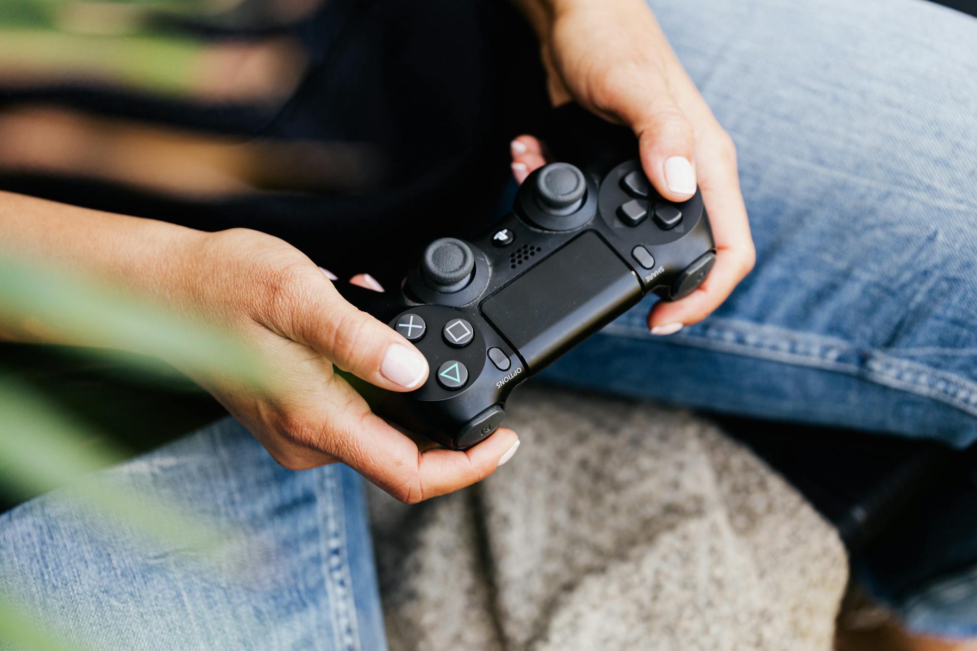 Une personne tenant une manette | Source : Pexels