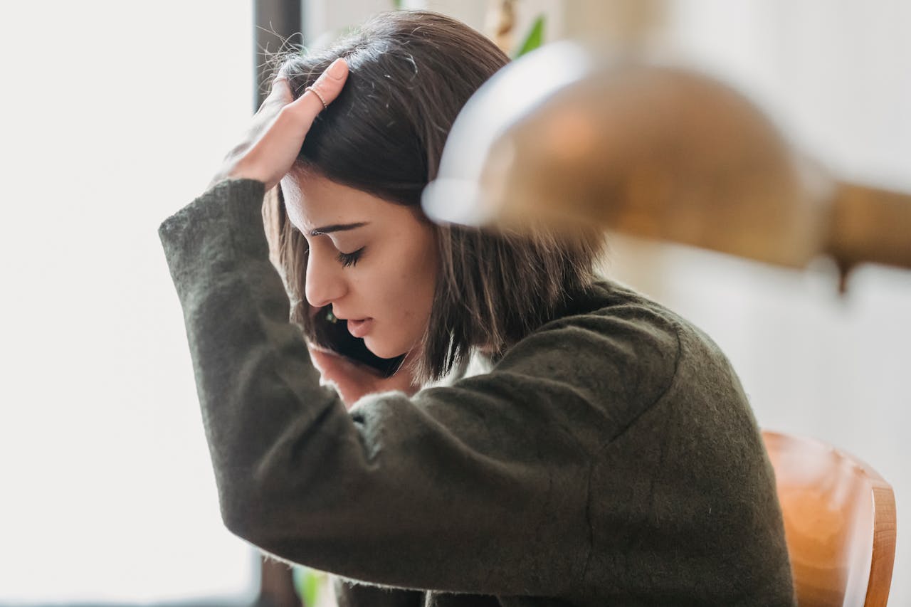 A furious woman talking on the phone | Source: Pexels