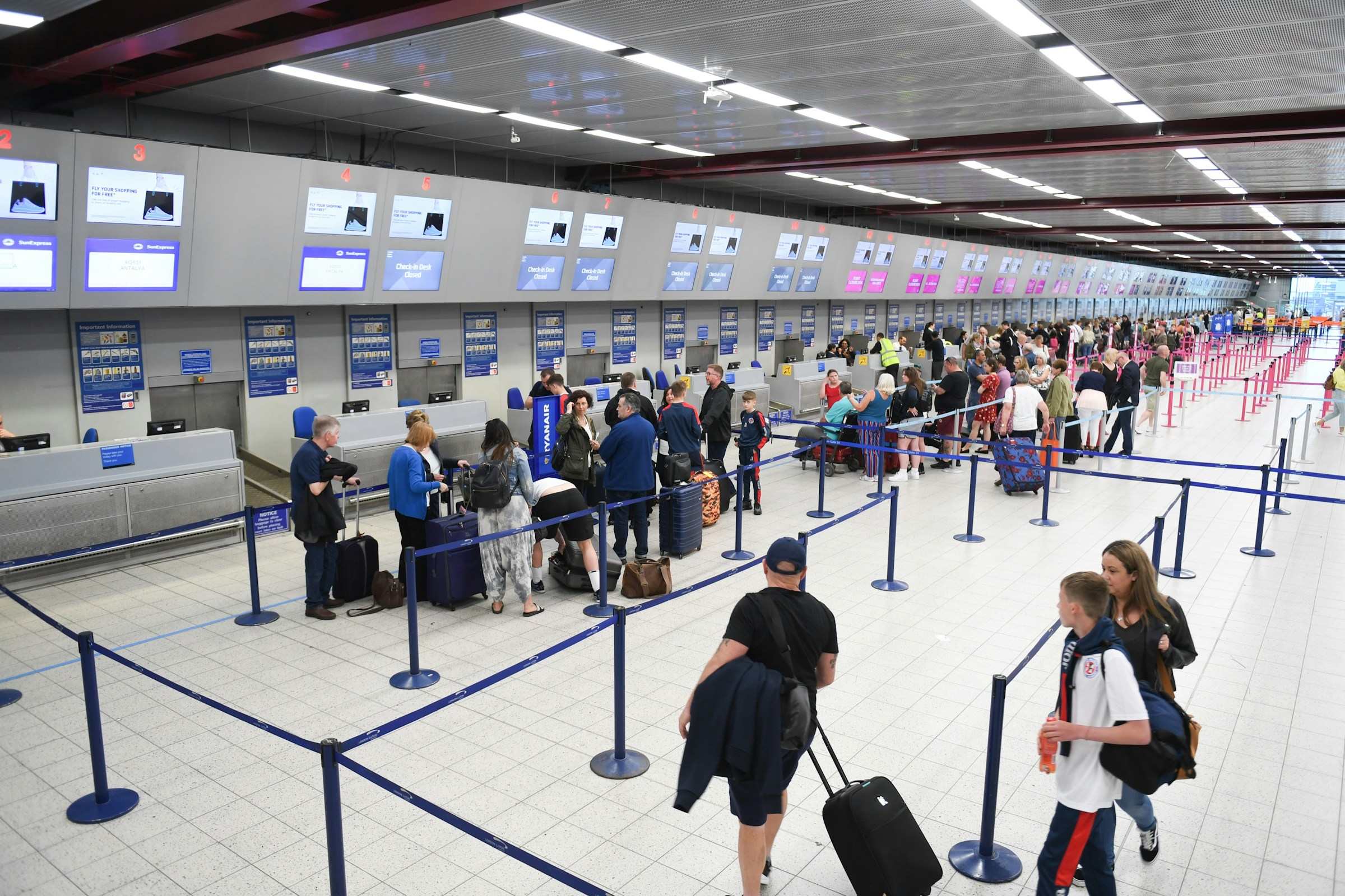 Personas en un aeropuerto | Fuente: Unsplash