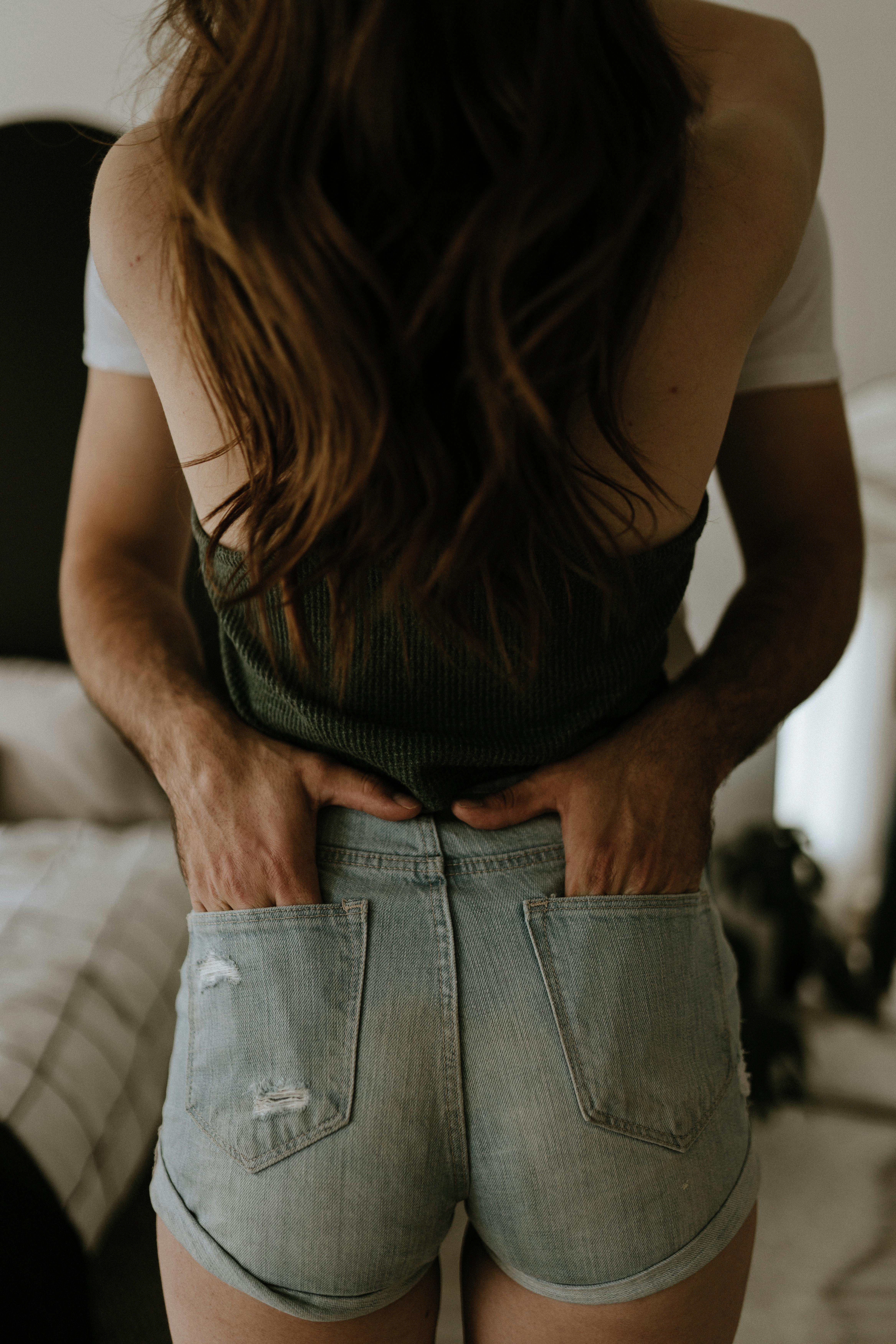 A couple hugging | Source: Pexels