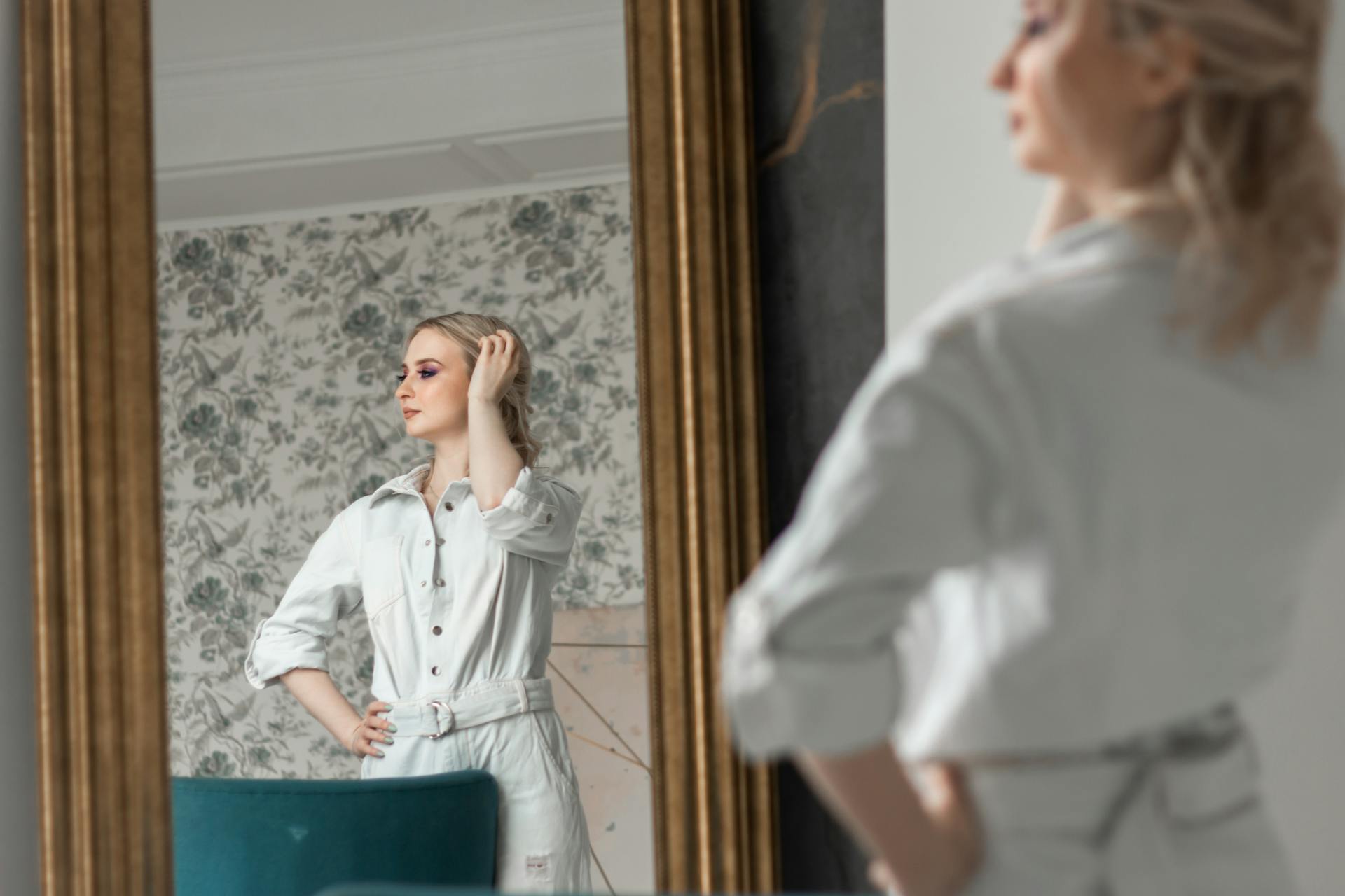 A woman standing in front of the mirror | Source: Pexels