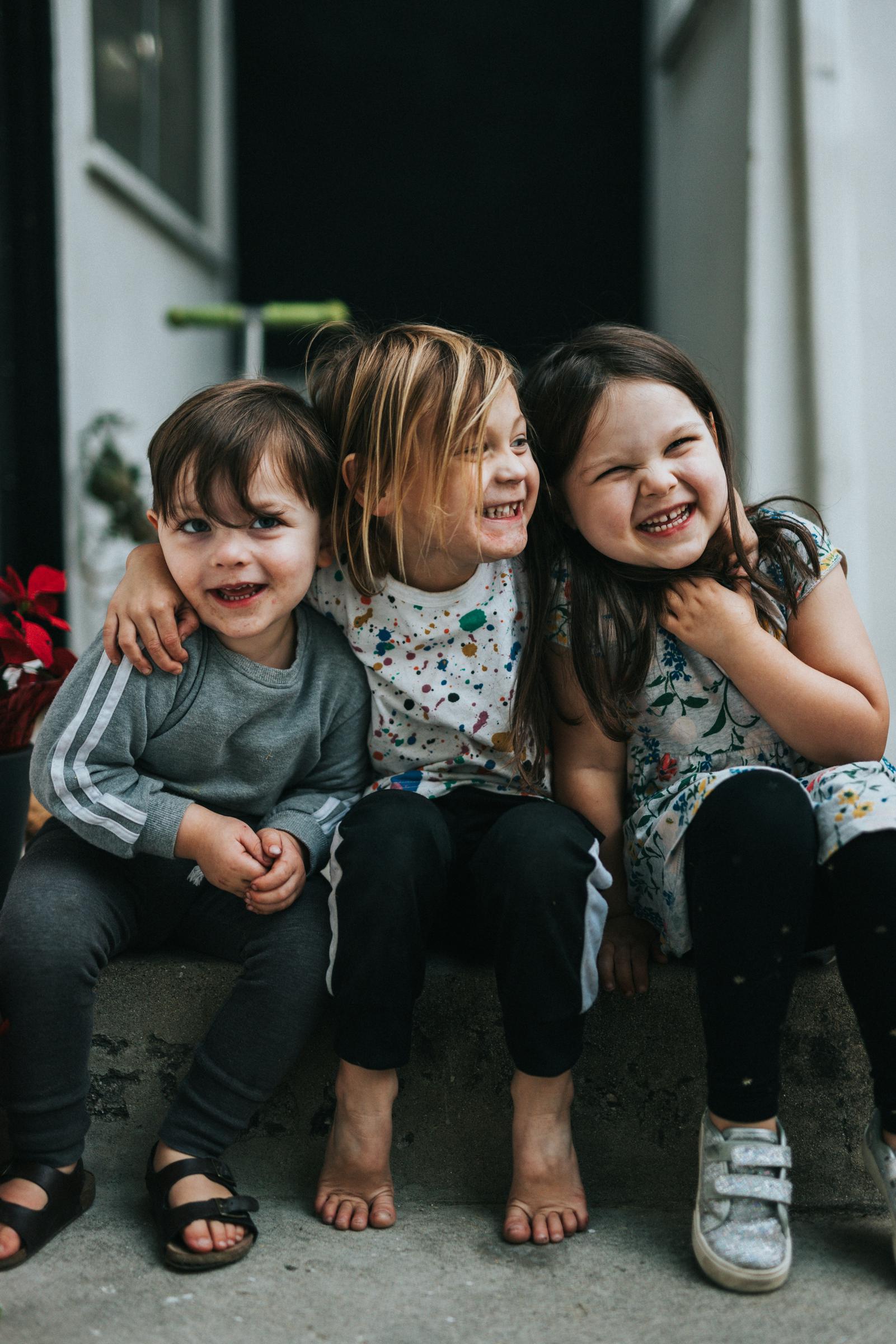 Tres niños pequeños | Fuente: Unsplash