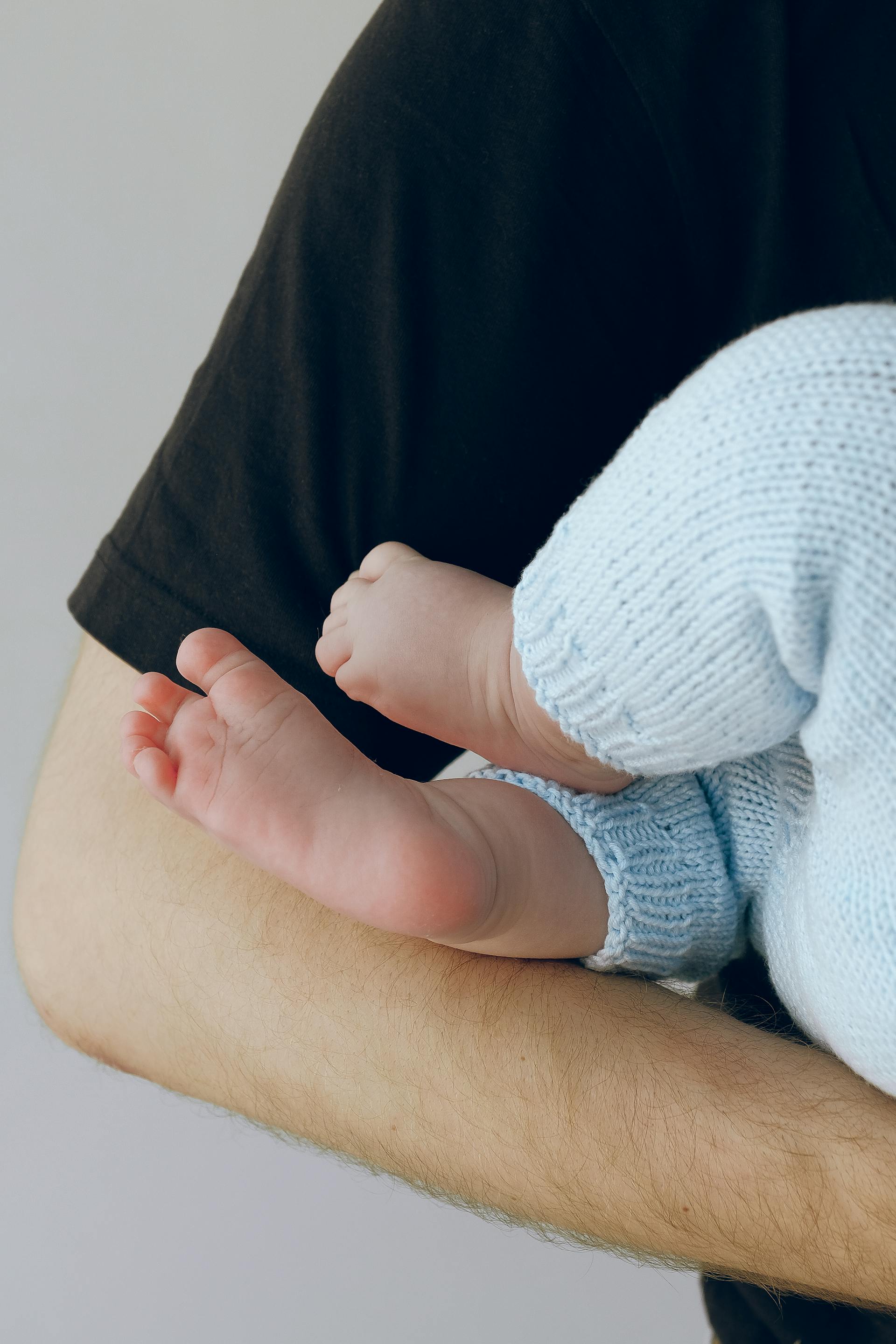 A man holding a baby | Source: Pexels