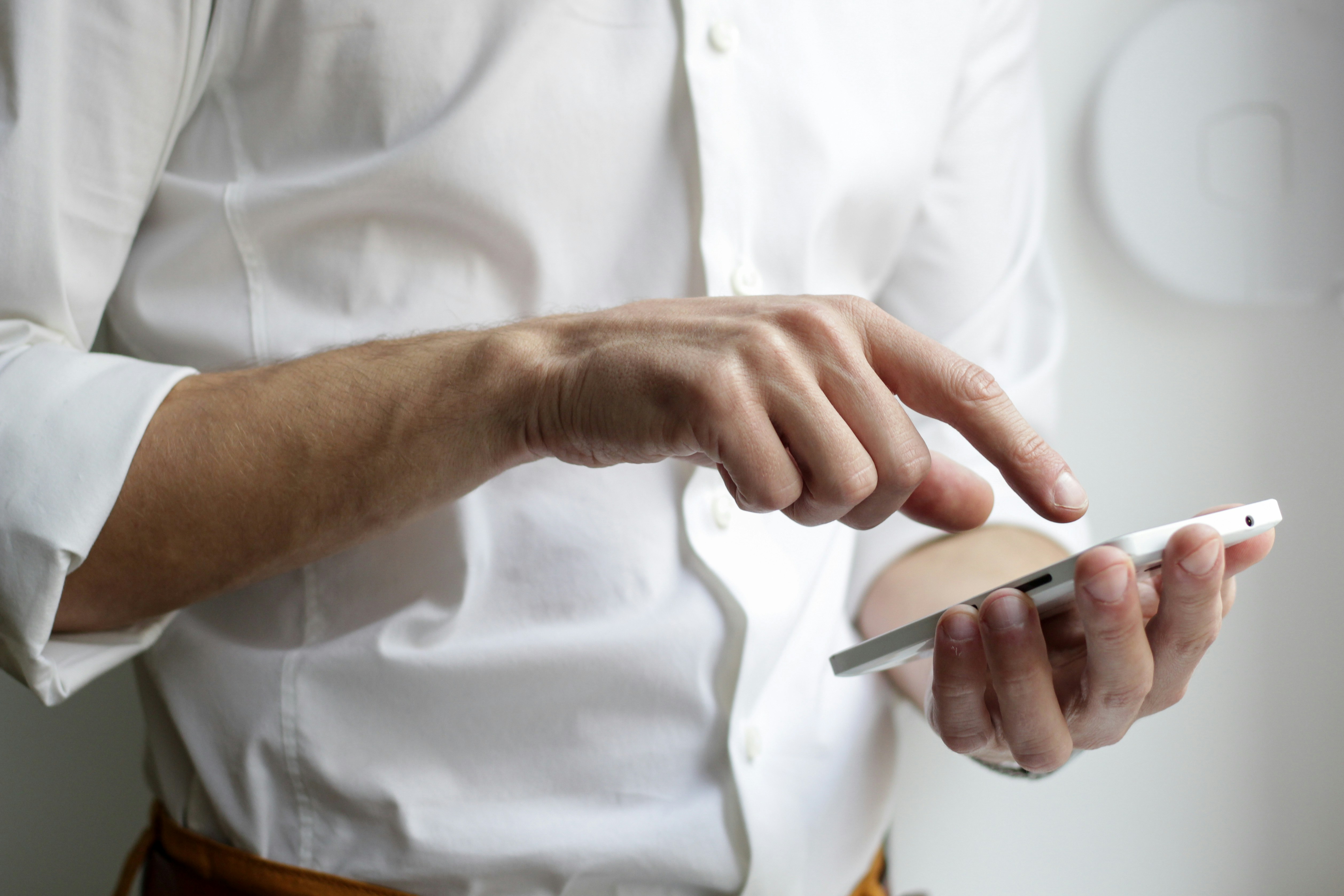 A man holding a phone in his hands | Source: Unsplash