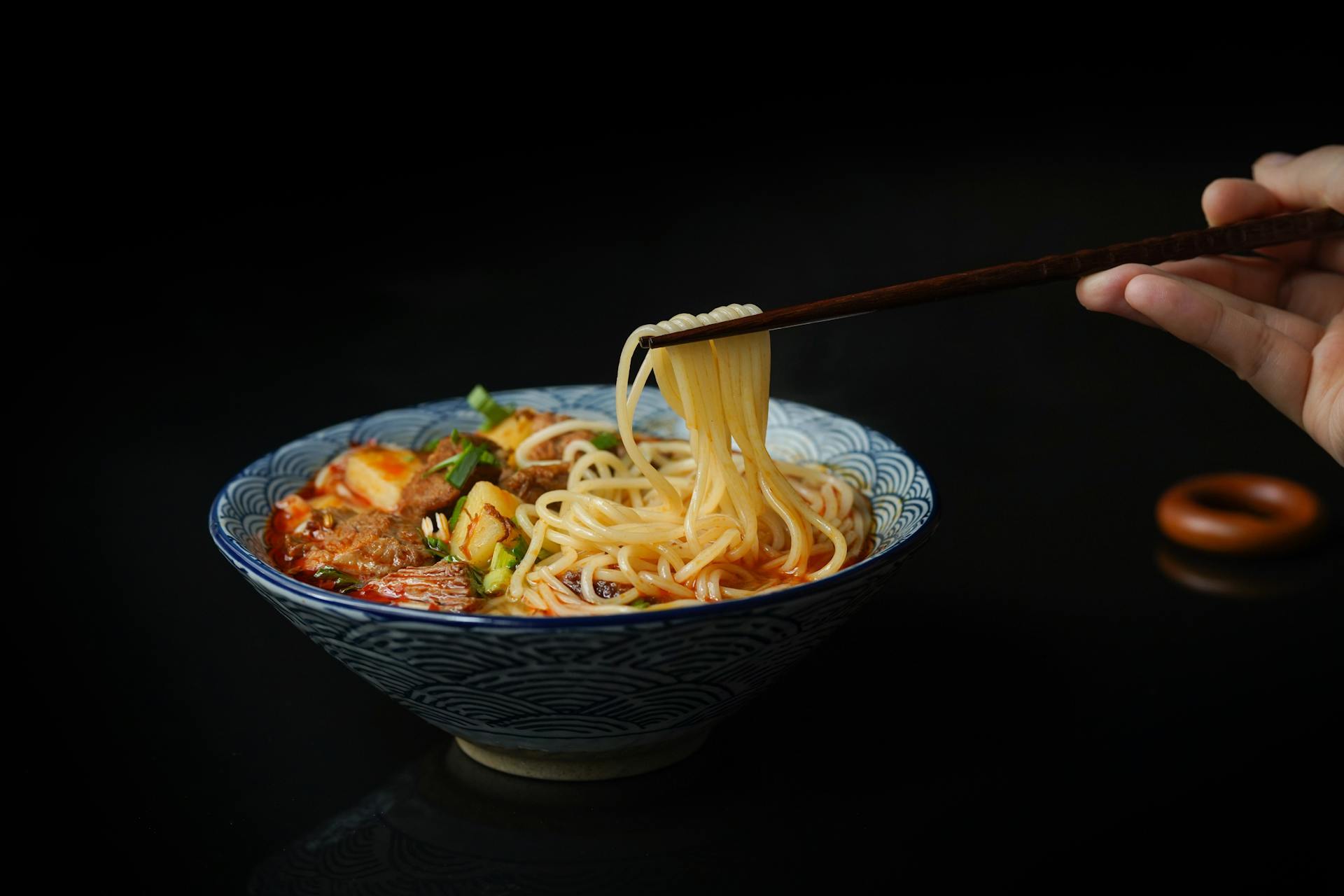A person eating noodles | Source: Pexels
