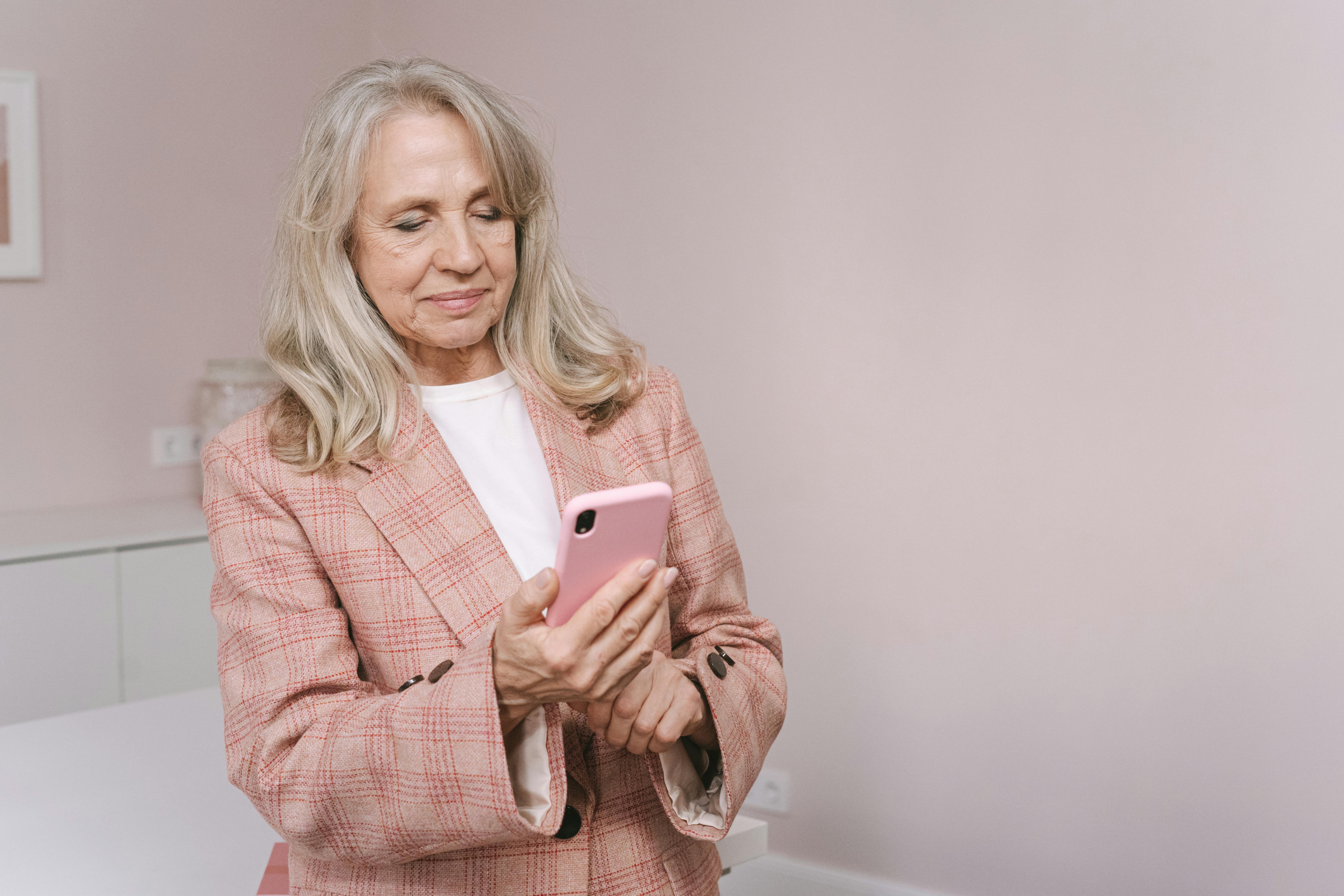 Uma mulher usando um celular | Fonte: Pexels
