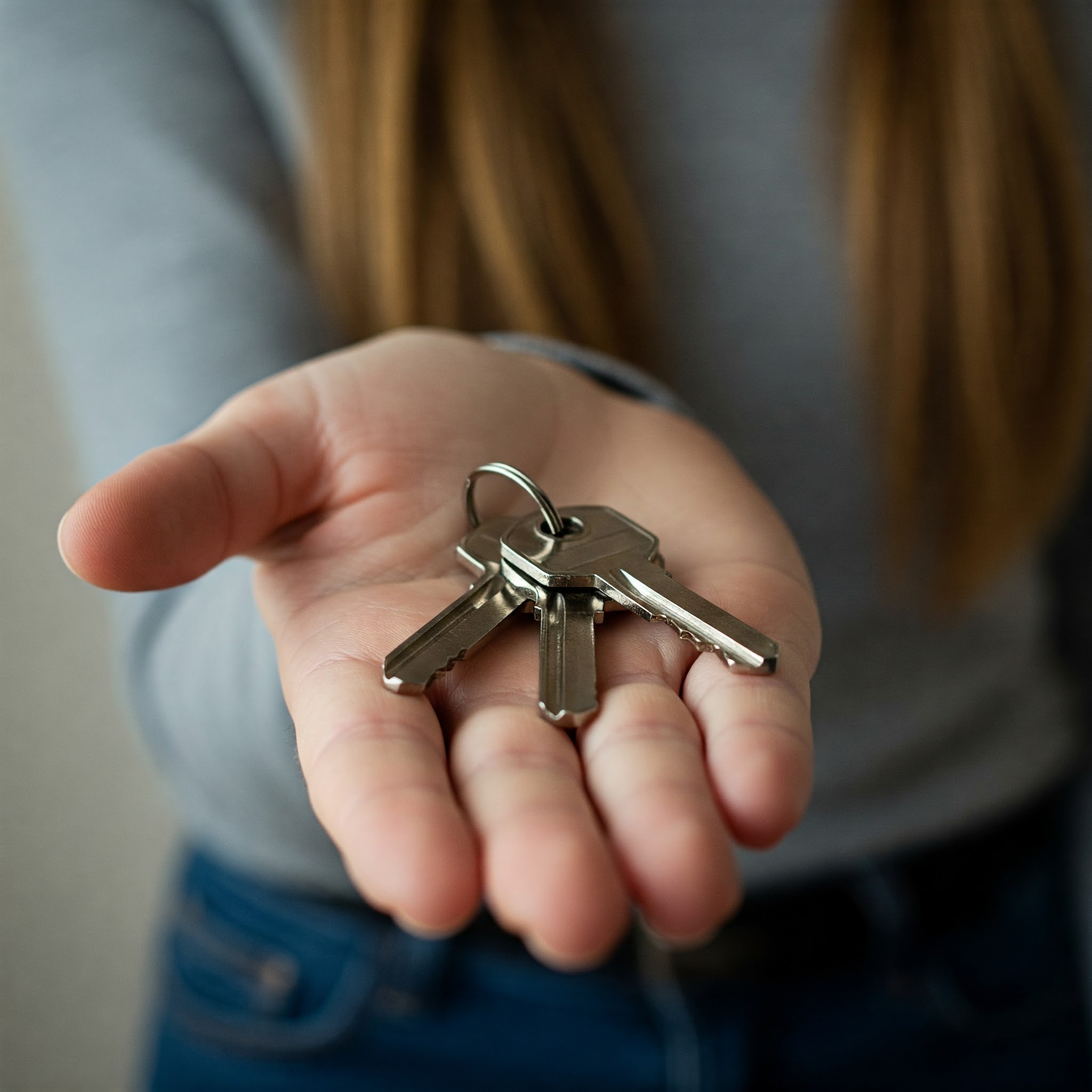 Keys resting in a woman's palm | Source: Gemini