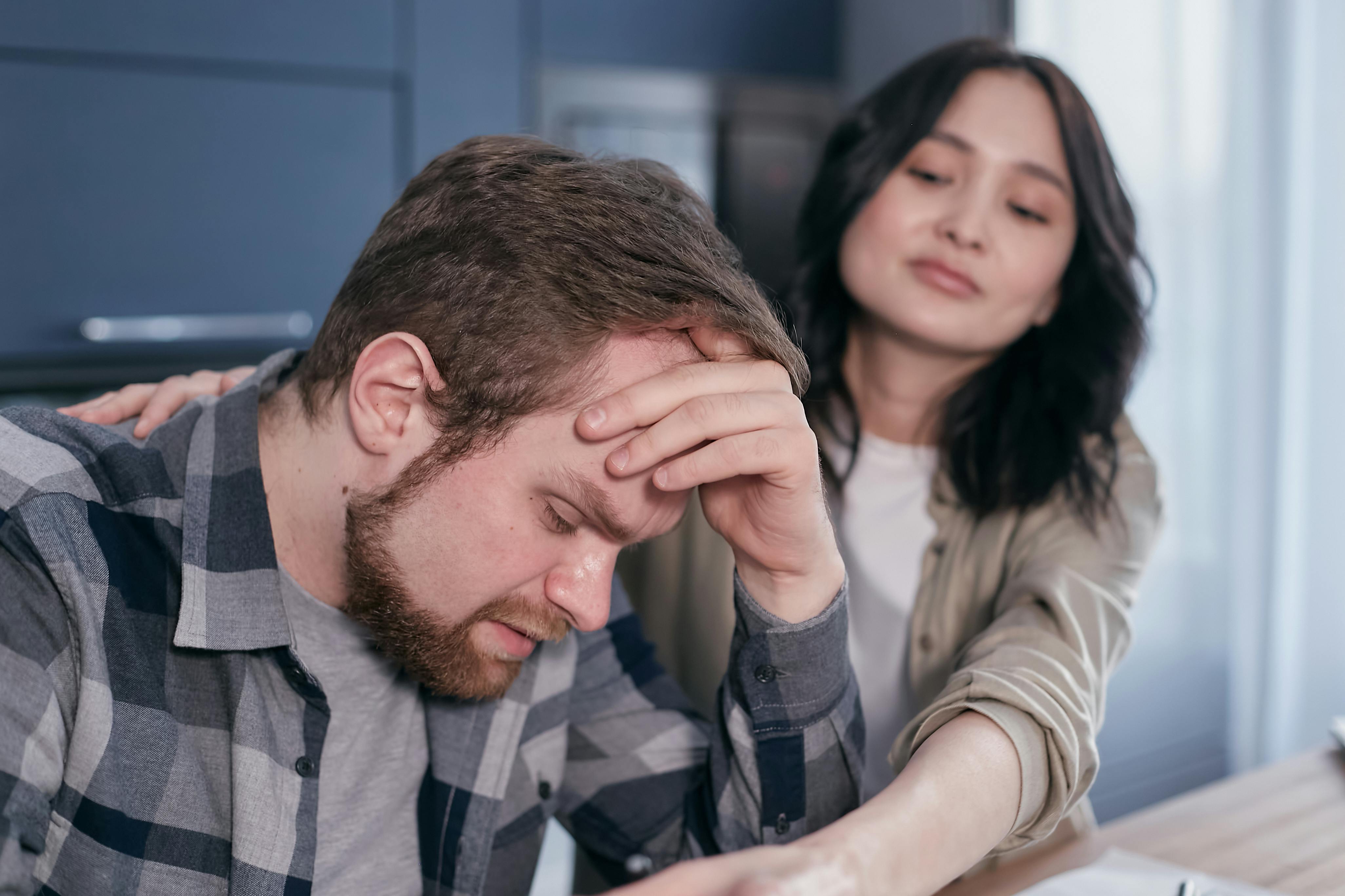 A woman comforting a man | Source: Pexels