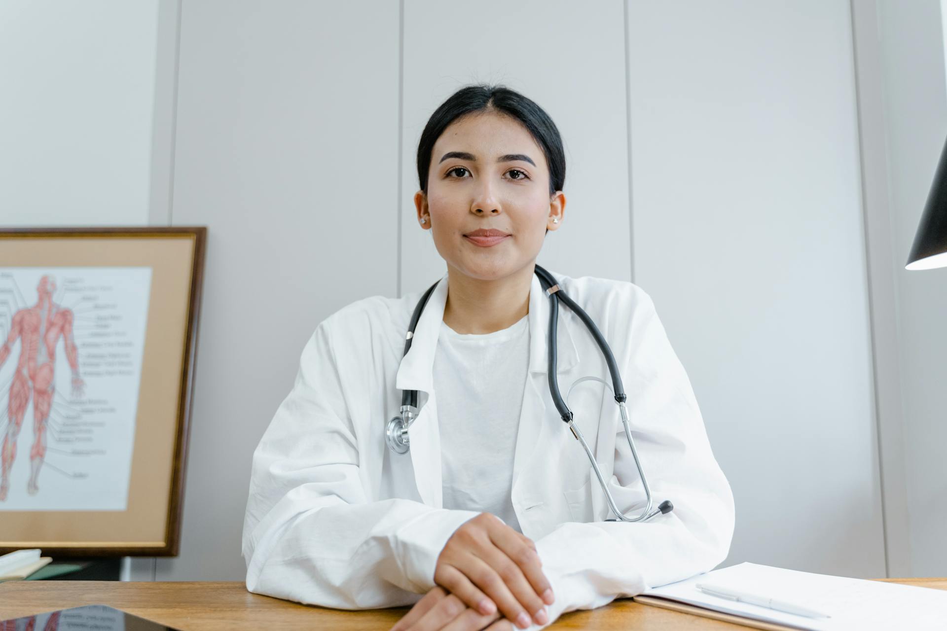 A doctor seated at her desk | Source: Pexels