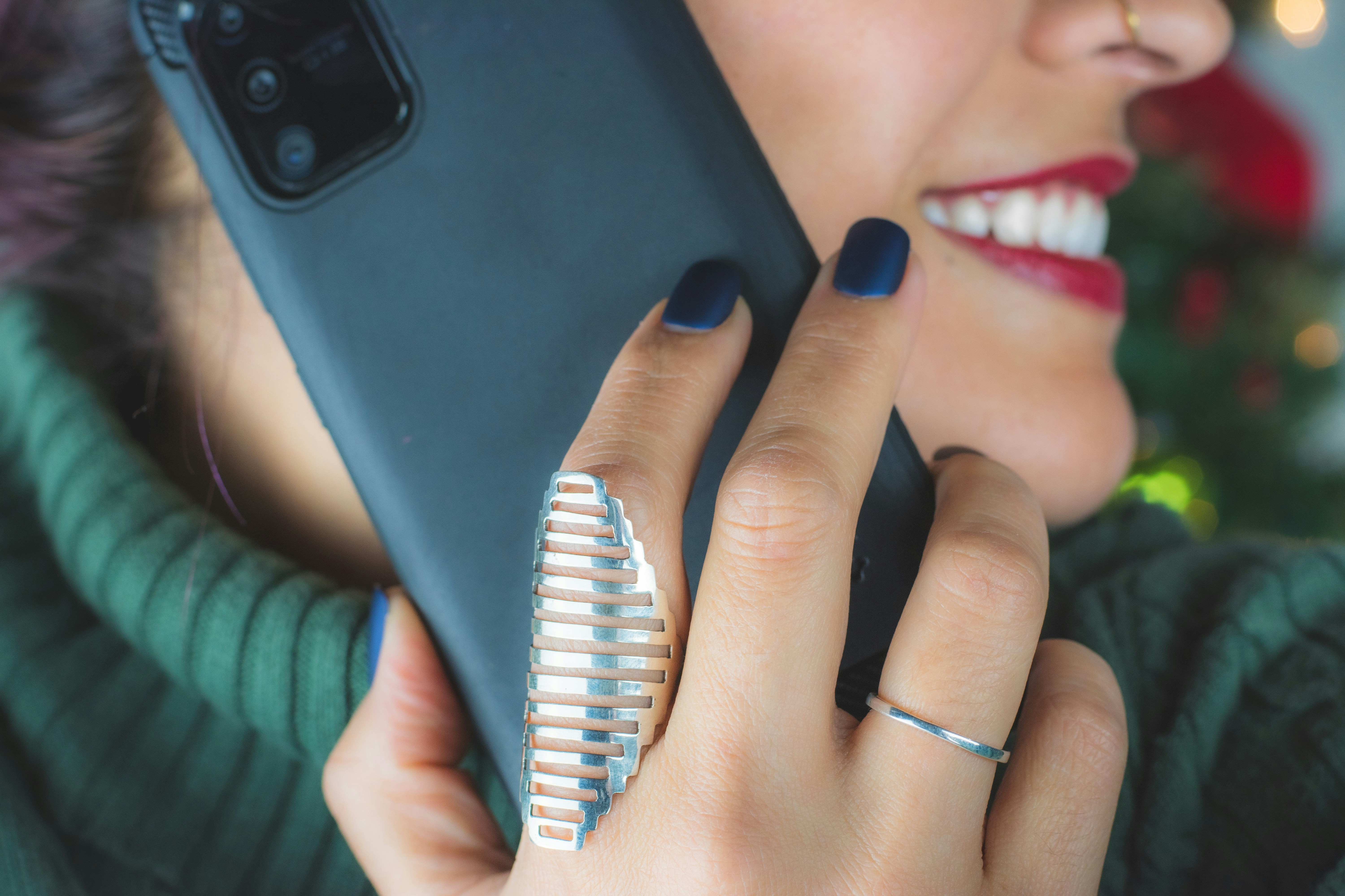 A woman talking on the phone | Source: Unsplash
