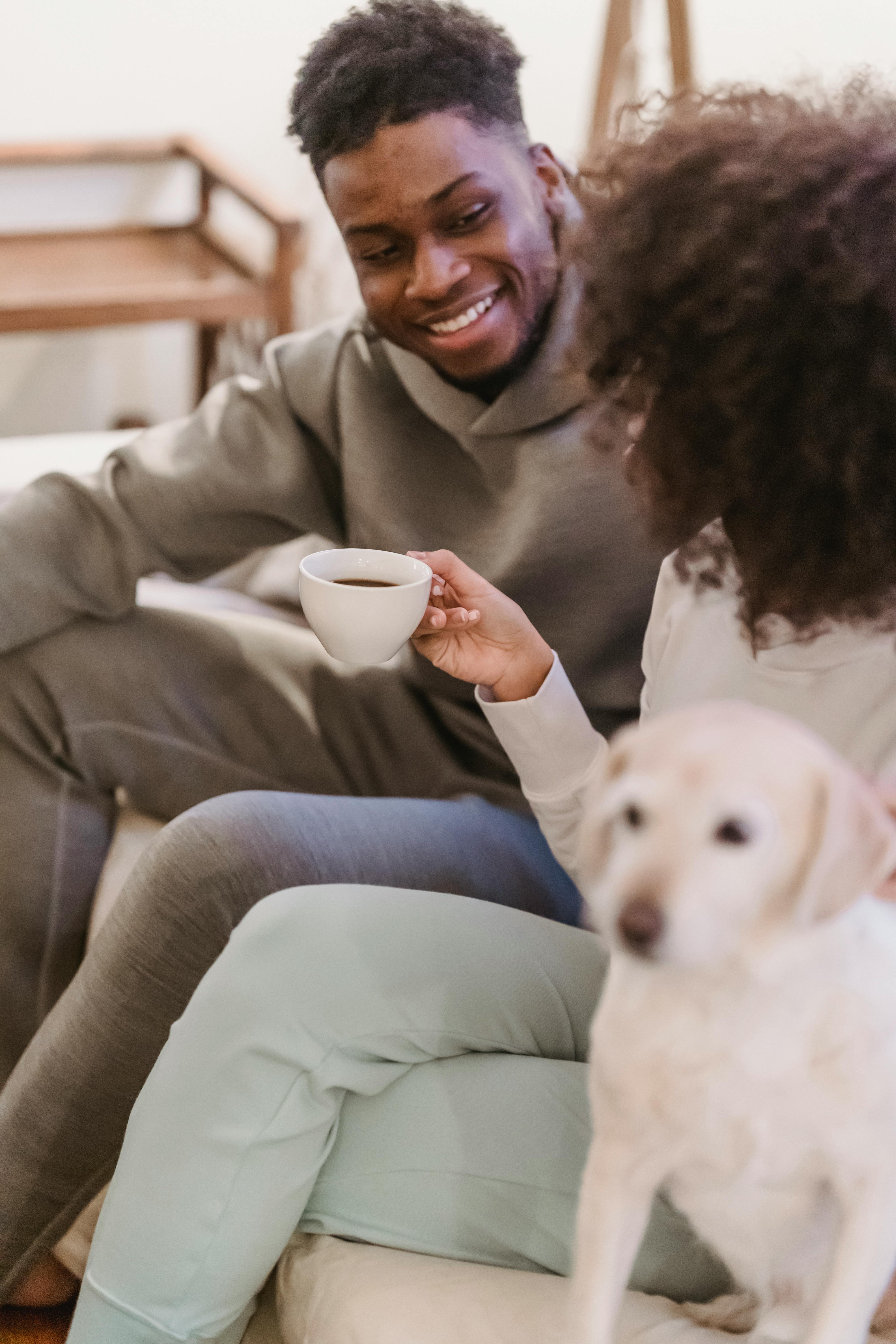 Um homem sorridente olhando para sua parceira | Fonte: Pexels