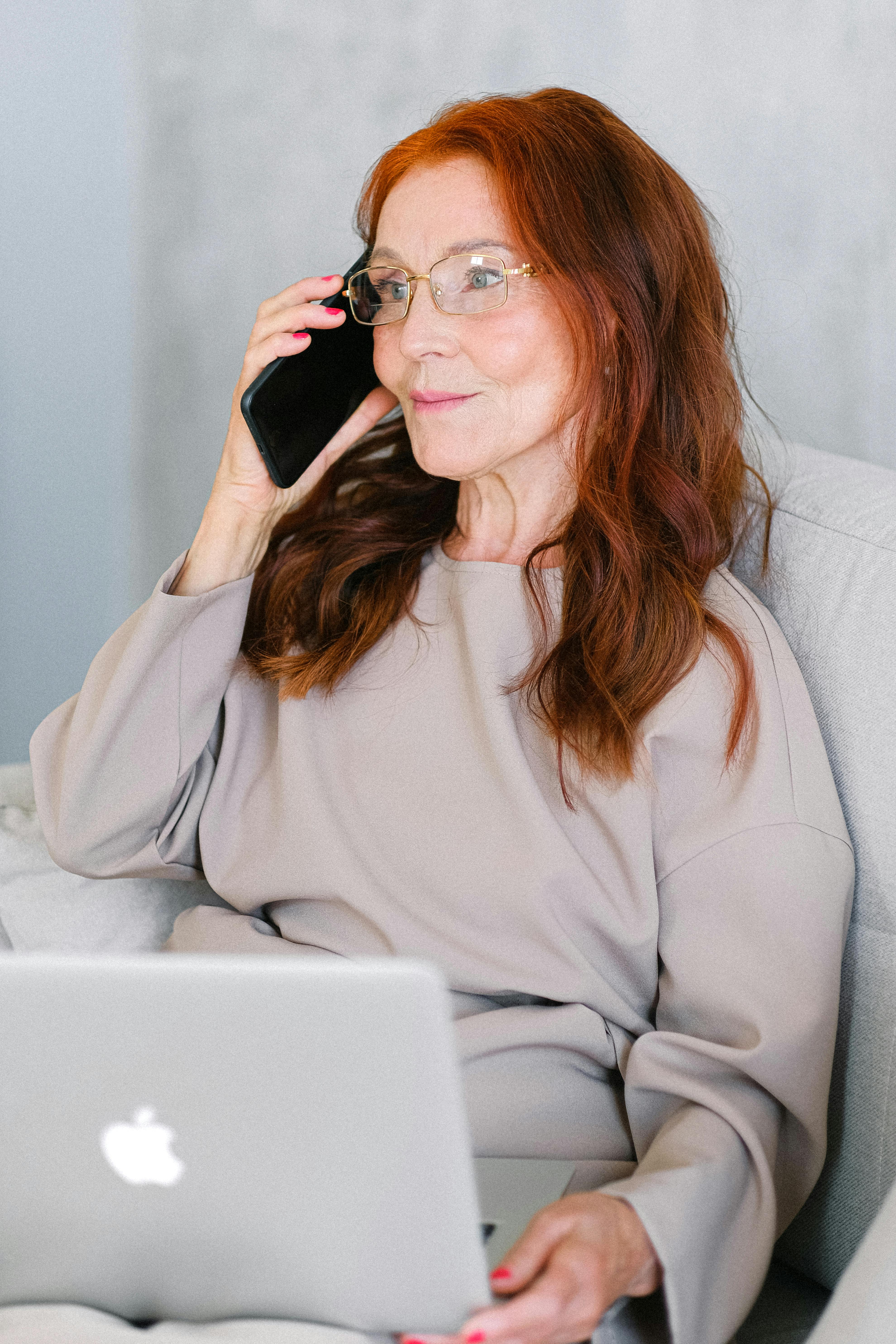 A middle-aged woman talking on her phone | Source: Pexels