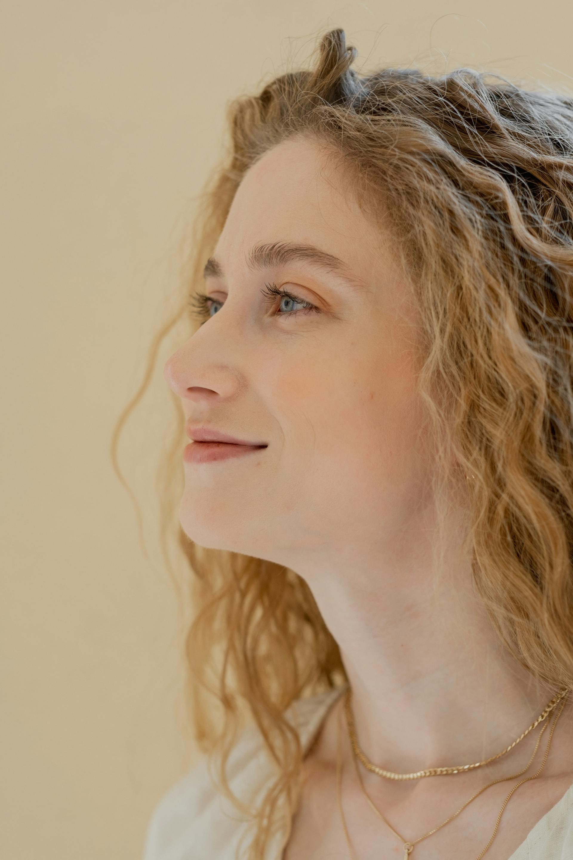 Uma mulher sorrindo para alguém | Fonte: Pexels