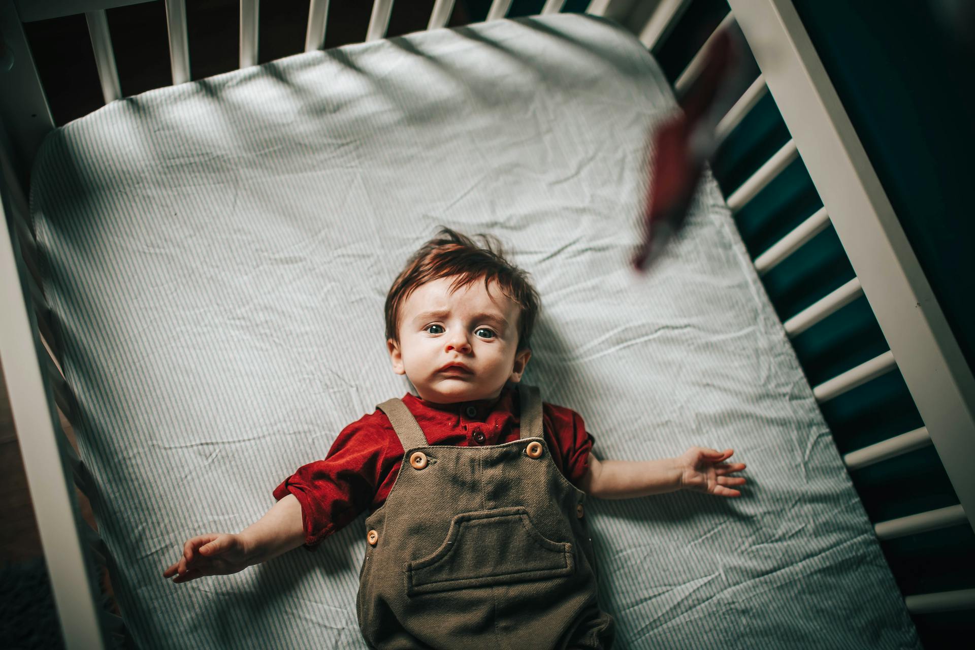 A baby boy in his crib | Source: Pexels