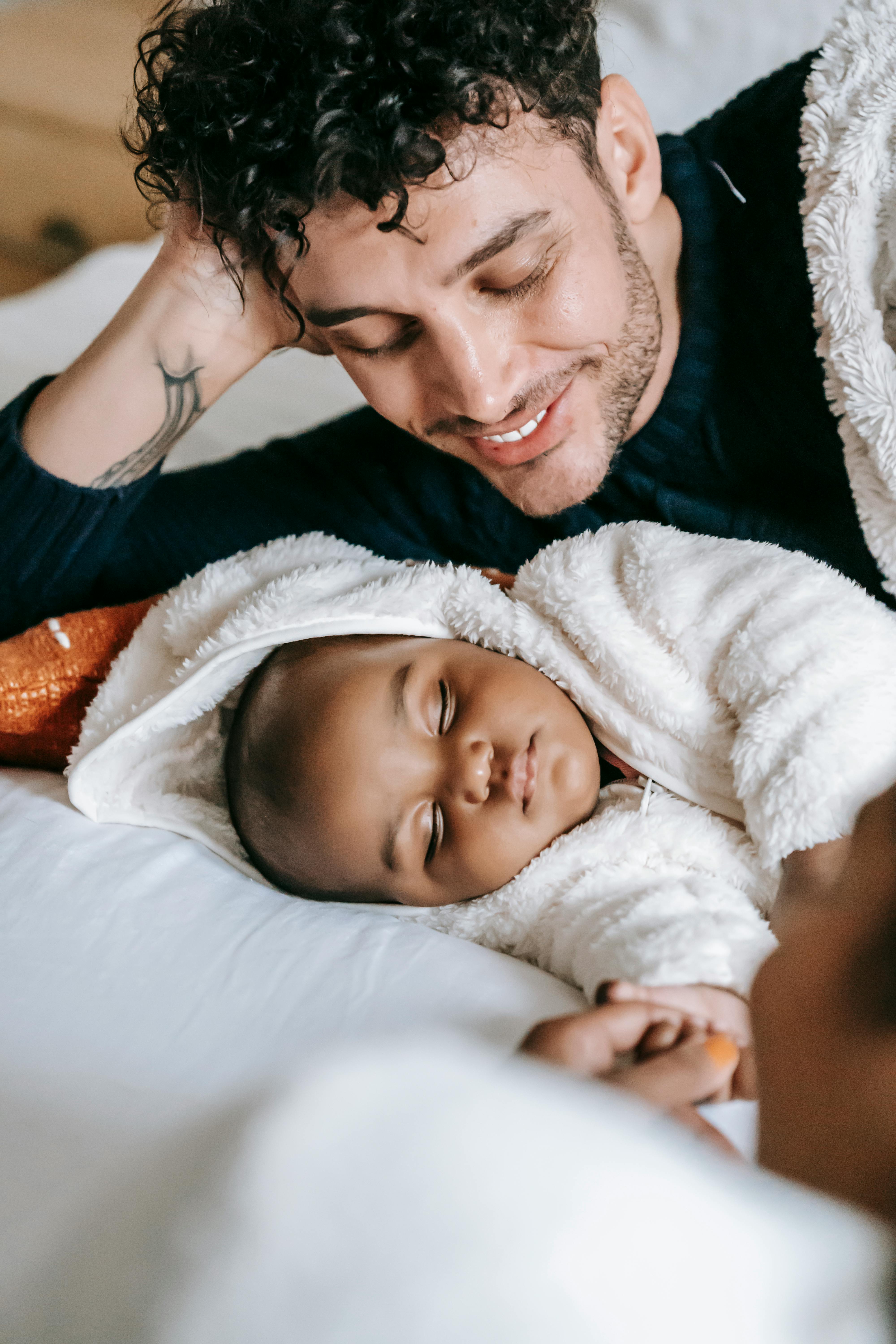 Father watching his baby sleep | Source: Pexels