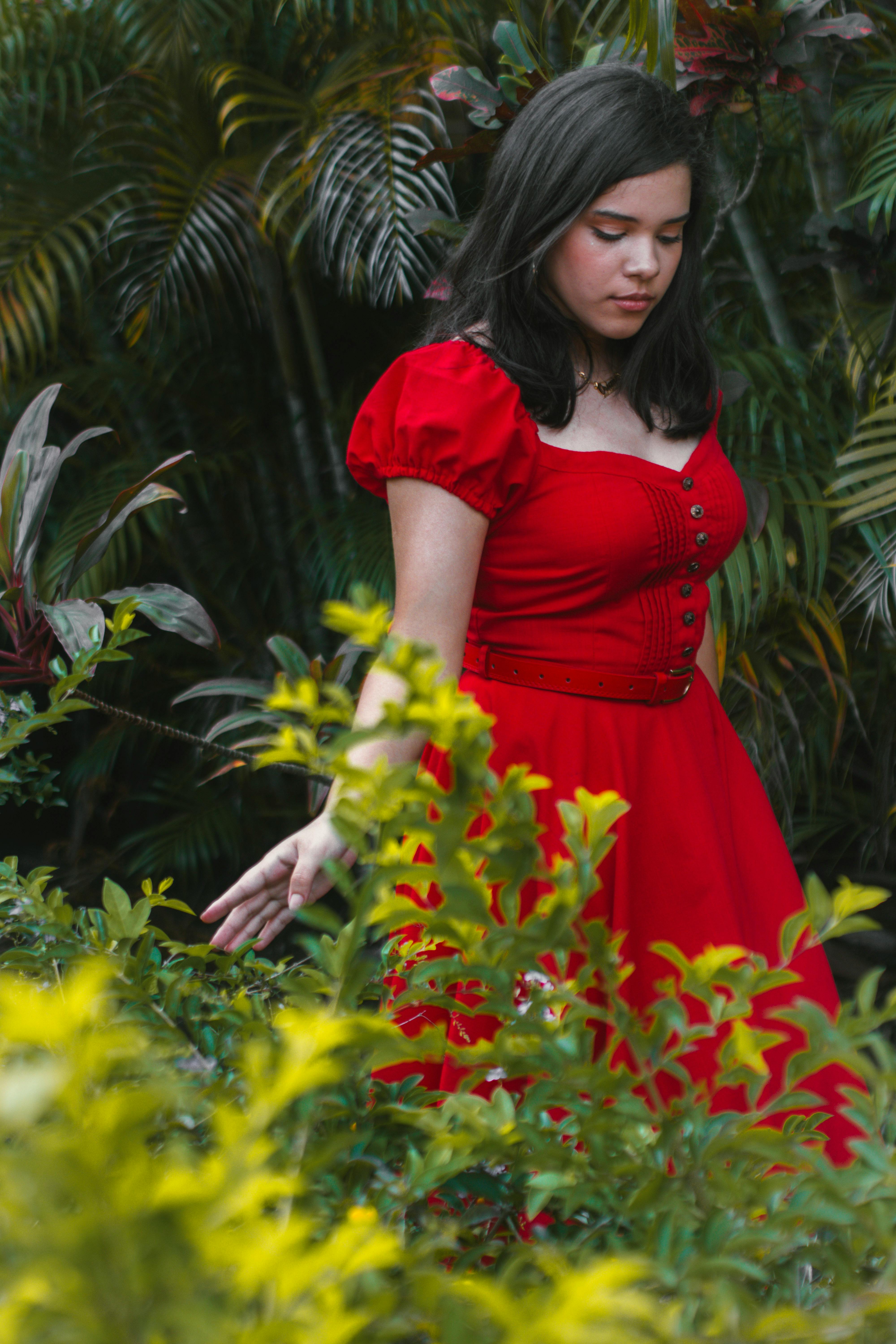 A woman walking in the garden | Source: Pexels