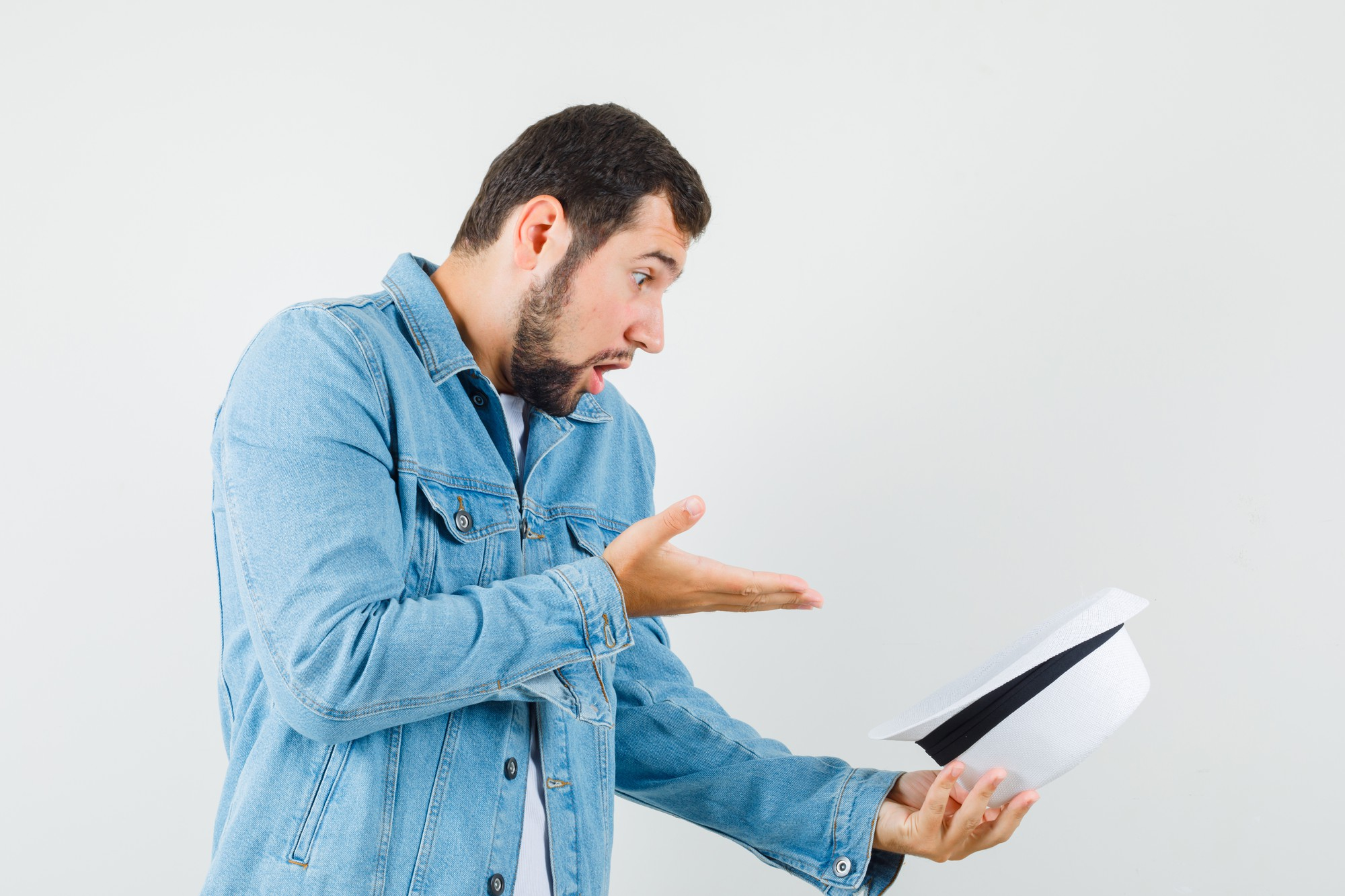 A shocked man reading a note | Source: Freepik