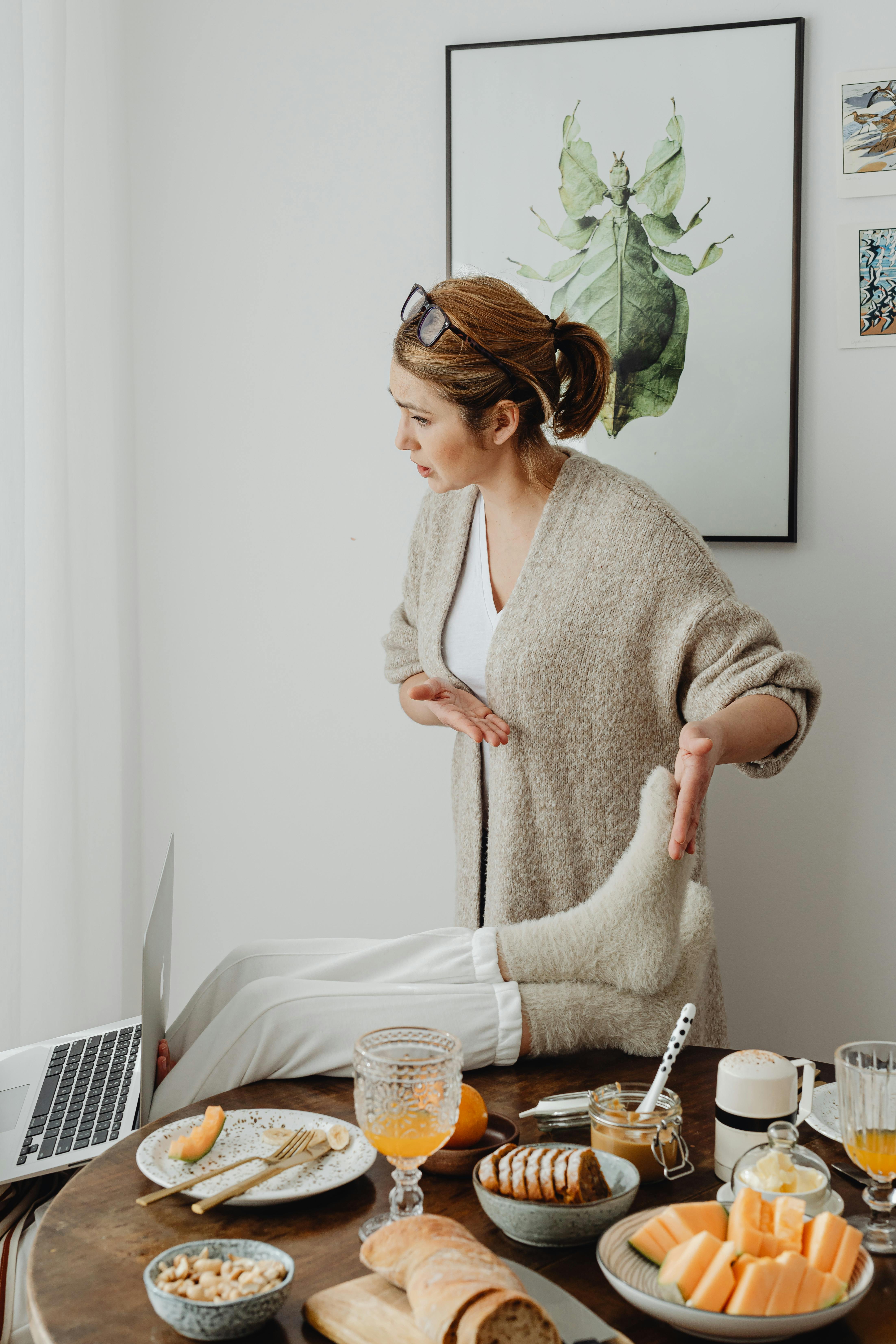 A woman arguing with another | Source: Pexels