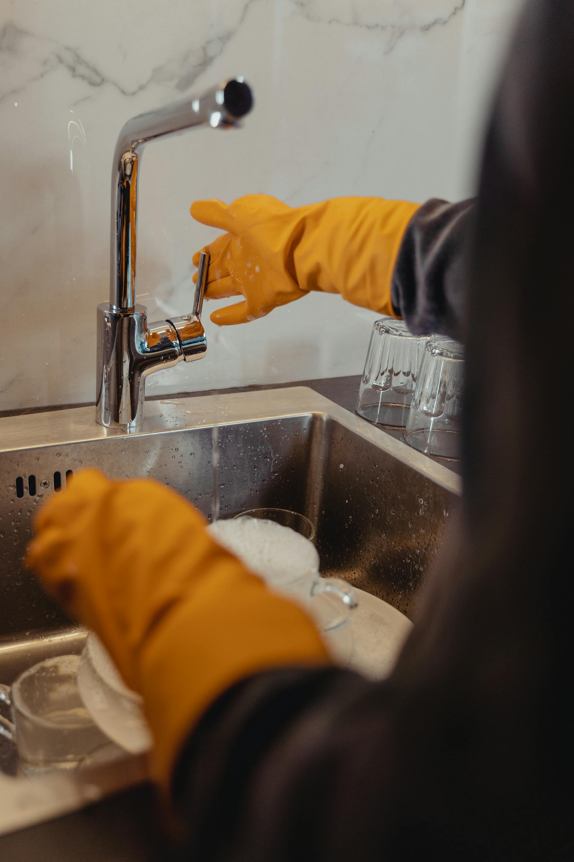 A woman washing dishes | Source: Pexels