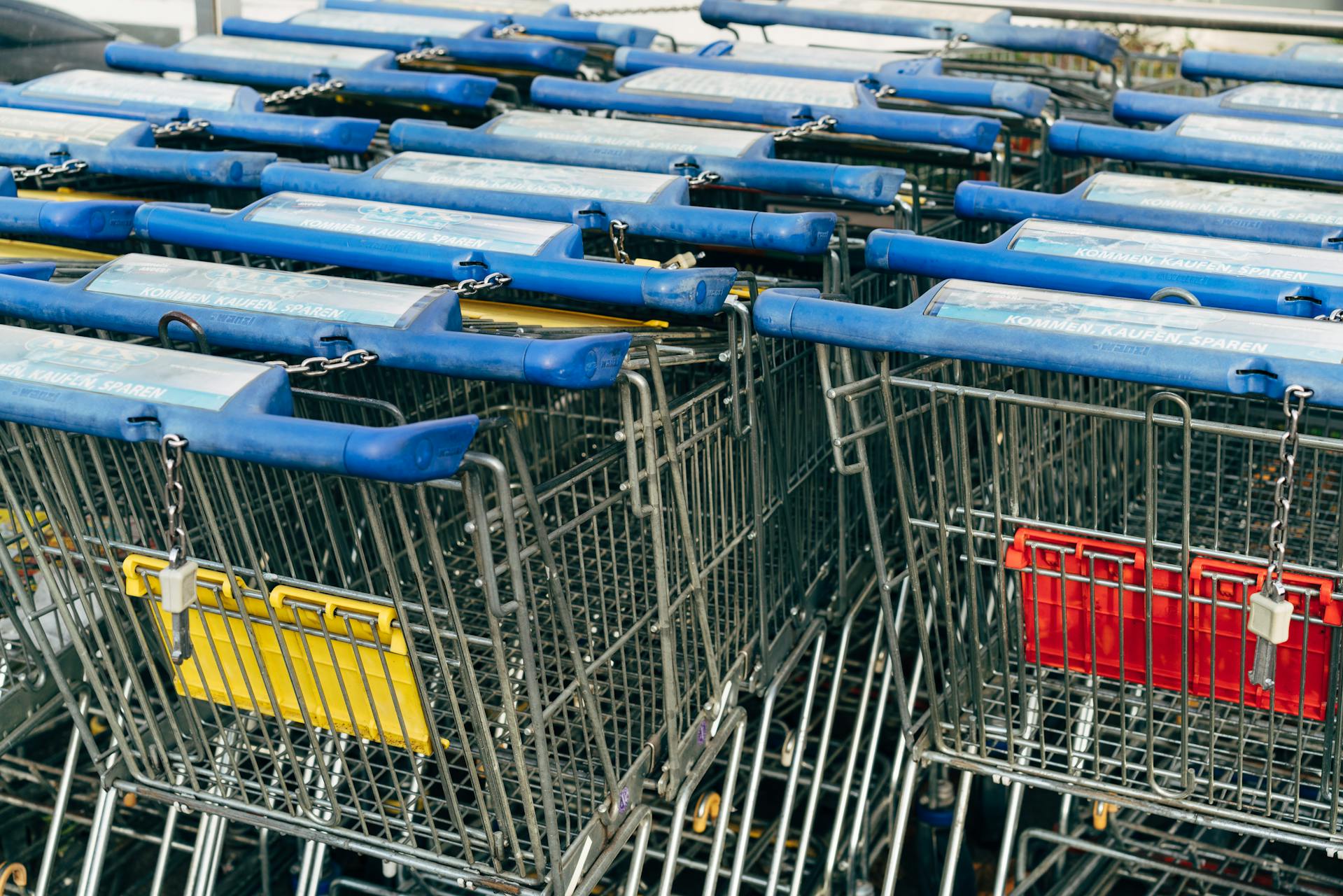 Shopping carts at a supermarket | Source: Pexels