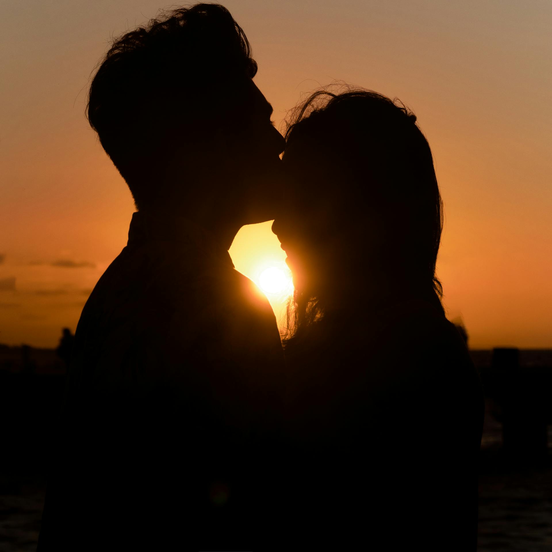 A silhouette of a couple kissing during sunset | Source: Pexels