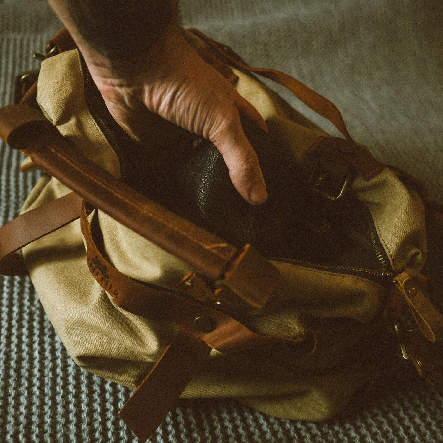 A man packing his bag ⏐ Source: Pexels